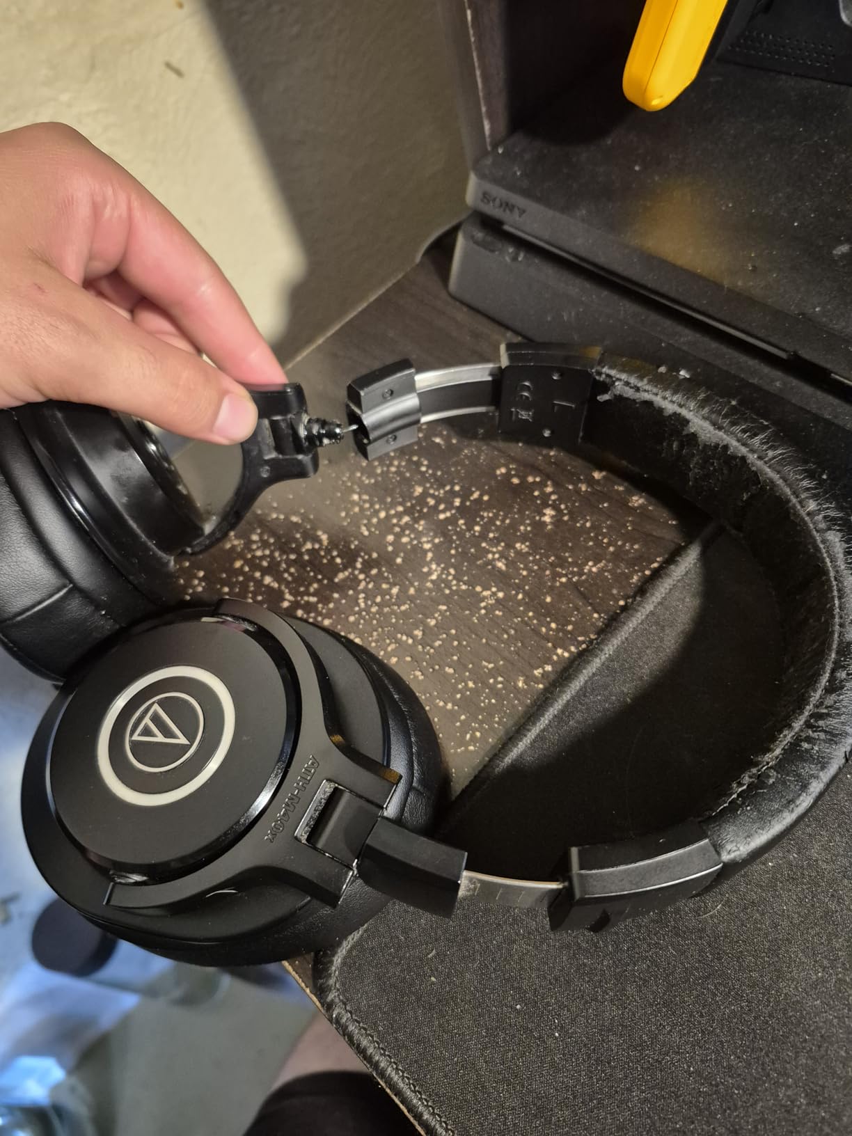 Audio-Technica ATH-M40x Professional Studio Monitor Headphone, Black, with Cutting Edge Engineering, 90 Degree Swiveling Earcups, Detachable Cables Included customer photo 1