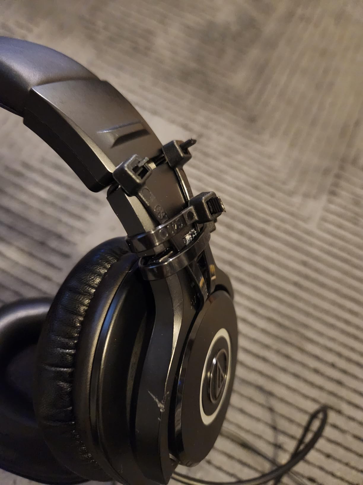 Audio-Technica ATH-M40x Professional Studio Monitor Headphone, Black, with Cutting Edge Engineering, 90 Degree Swiveling Earcups, Detachable Cables Included customer photo 2