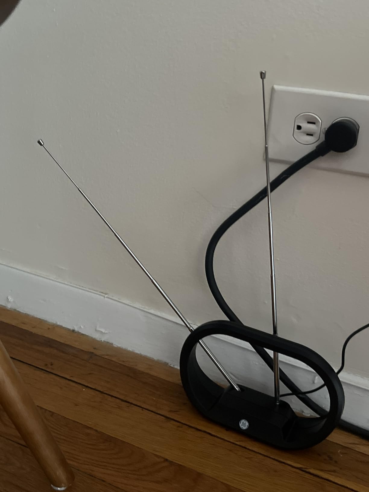 GE Modern Loop Rabbit Ears Indoor TV Antenna, 15 inch Extendable Dipoles, 4K 1080P VHF UHF, Tabletop Antenna, Digital HDTV Antenna, Smart TV Compatible, 4ft Coaxial Cable, Black, 33675 customer photo 1