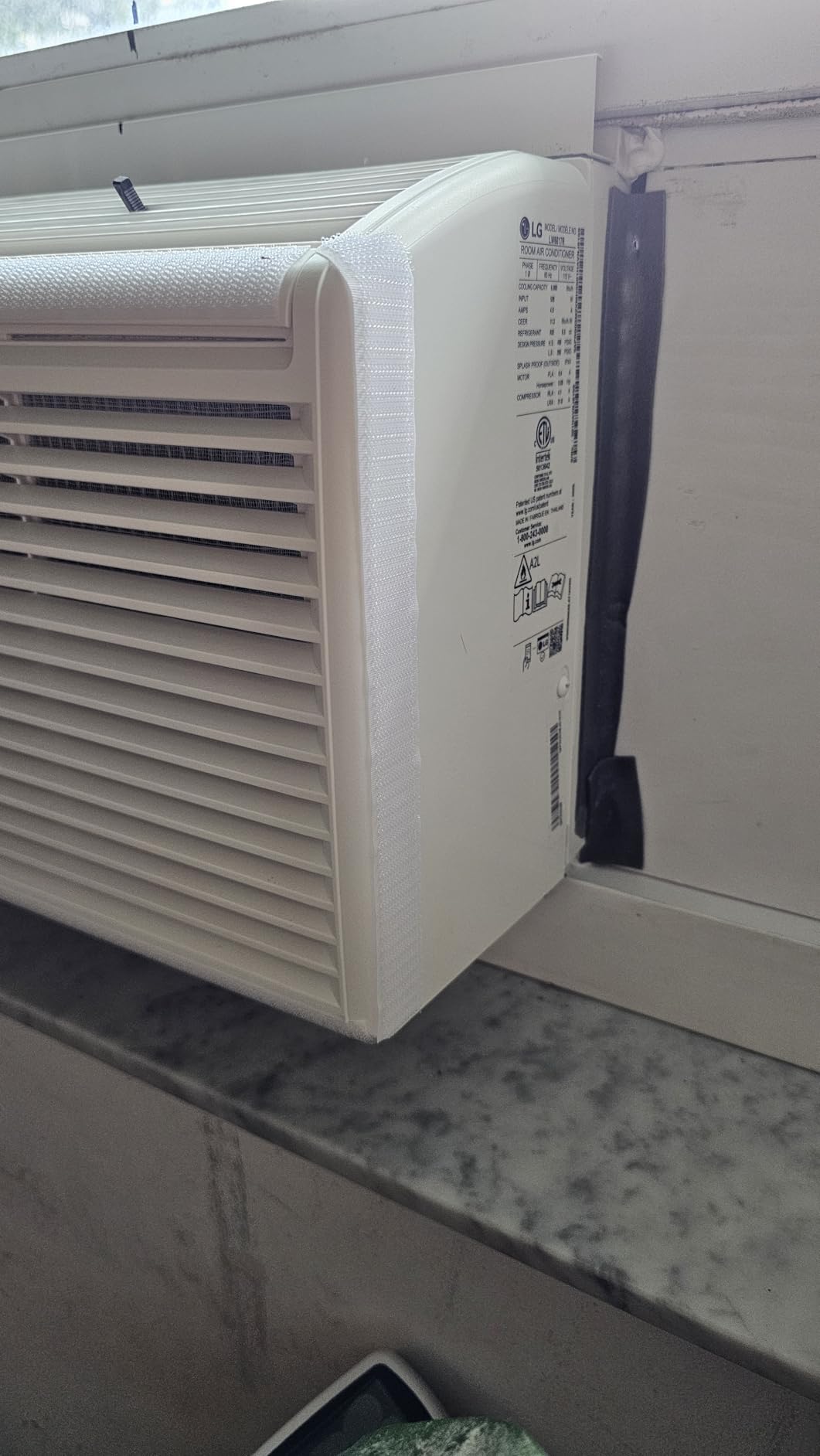 LG 6,000 BTU Window Air Conditioner, 115V, Cools 250 Sq.Ft. for Bedroom, Den, Living Room, Quiet Operation, with Remote, 2 Cooling & Fan Speeds, 2-Way Air Deflection, Auto Restart, White customer photo 1