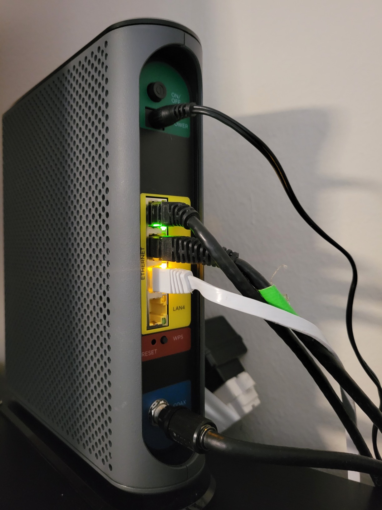 Motorola MG7700 Modem WiFi Router Combo with Power Boost | Approved for Comcast Xfinity, Cox and Spectrum | for Cable Plans Up to 800 Mbps | DOCSIS 3.0 + Gigabit Router customer photo 1