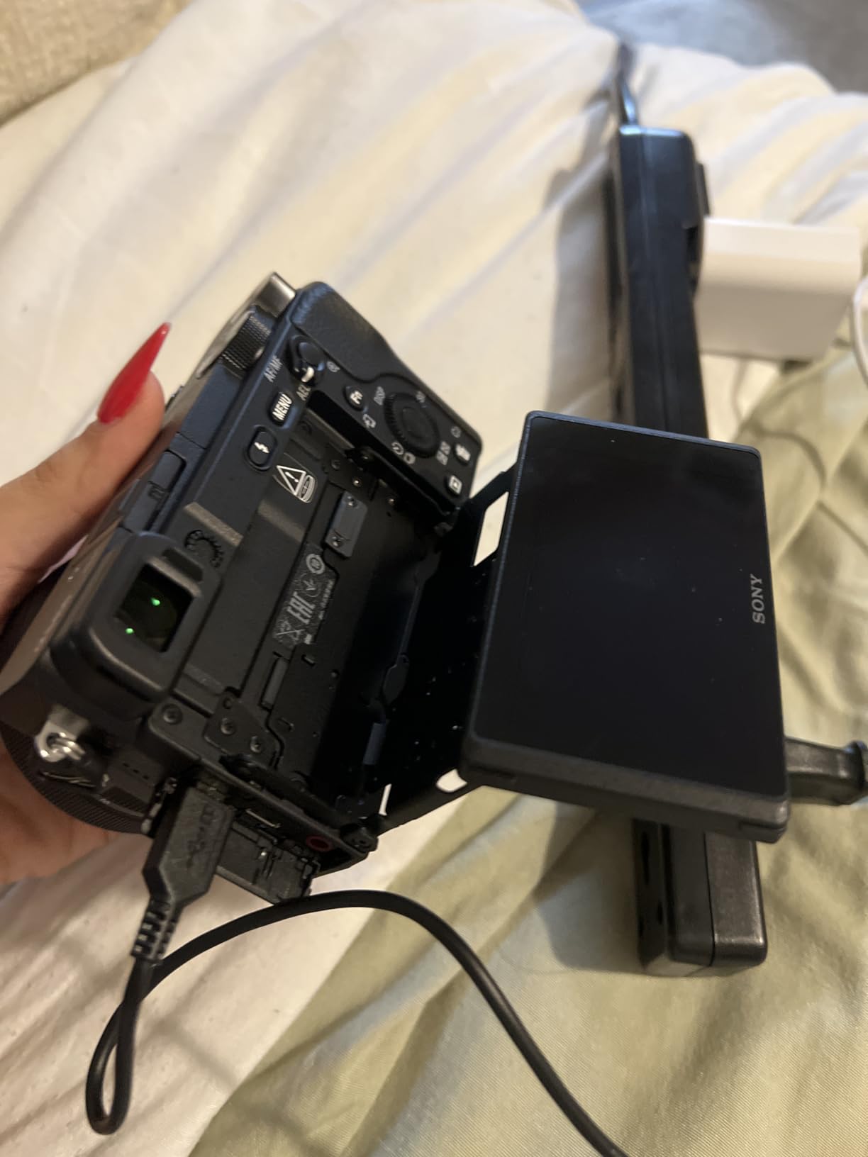 Sony Alpha a6400 Mirrorless Camera: Compact APS-C Interchangeable Lens Digital Camera with Real-Time Eye Auto Focus, 4K Video, Flip Screen & 16-50mm Lens - E Mount Compatible - ILCE-6400L/B, Black customer photo 1