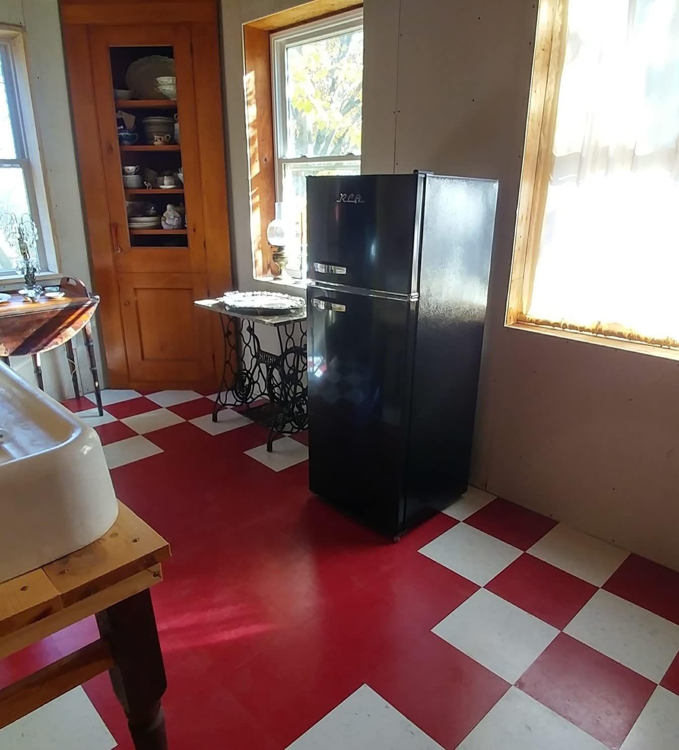 HAMILTON BEACH 2 Door Apartment Size Refrigerator with Freezer, 7.5 cu. ft, Retro Black customer photo 1