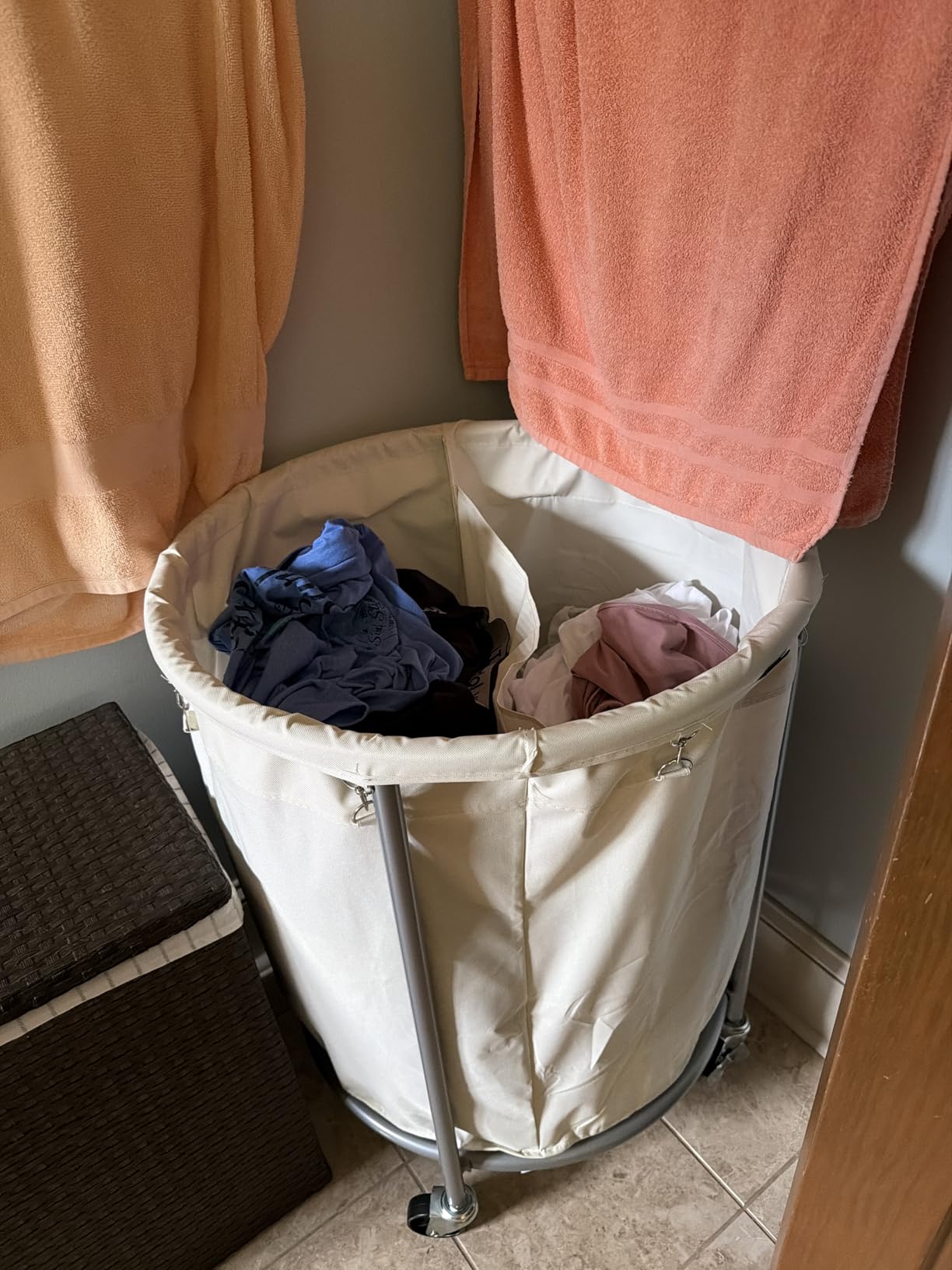SONGMICS 50.2-Gallon (190 L) Laundry Basket with Wheels, Rolling Round Heavy-Duty Laundry Hamper Cart with Steel Frame and Removable Bag, 2 Locking, White and Metallic Silver, URLS01MZ customer photo 1