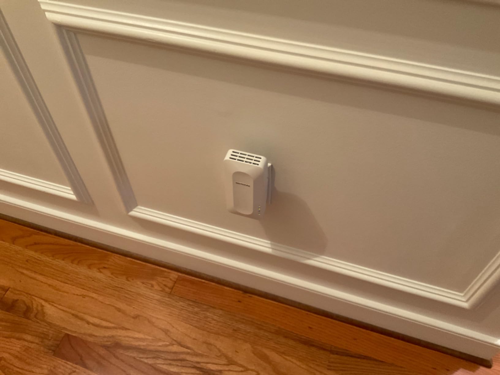 NETGEAR WiFi 6 Mesh Range Extender (EAX15) - Add up to 1,500 sq. ft., 20 Devices with AX1800 Dual-Band Wireless Signal Repeater (up to 1.8 Gbps), WPA3 Security customer photo 2