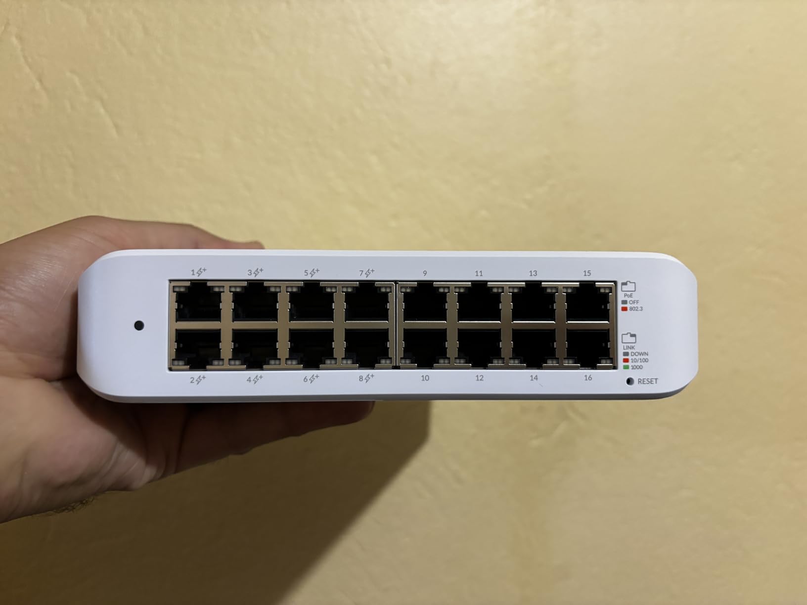 Ubiquiti Switch Lite 16 PoE customer photo 1