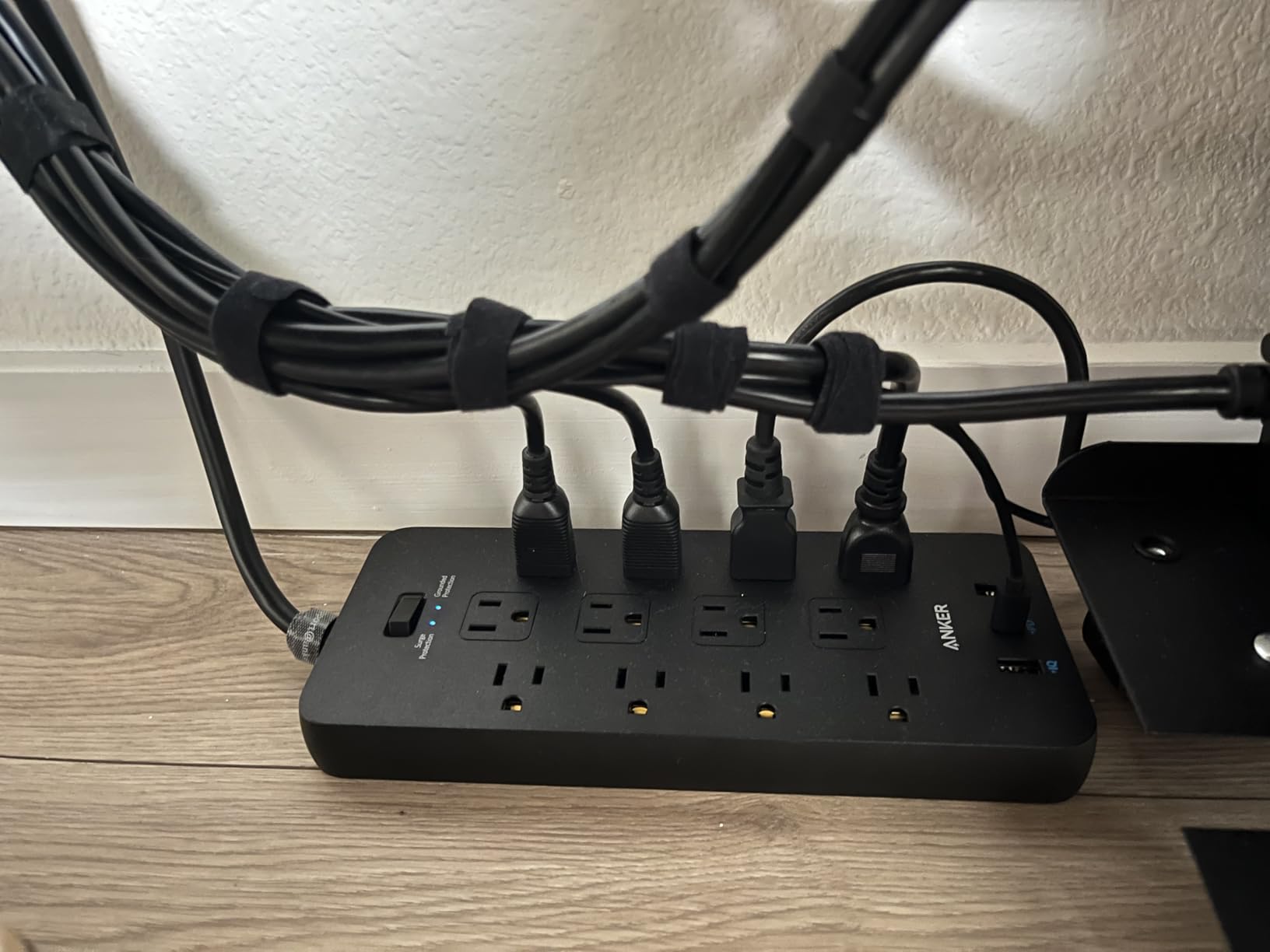 Anker Power Strip with 2100J Surge Protector, Outlet Extender, 5ft Extension Cord with Multiple Outlets, 12 AC, 2 USB A,1 USB C Port for 20W, Home Office, Dorm Room Essentials, TUV Listed customer photo 1
