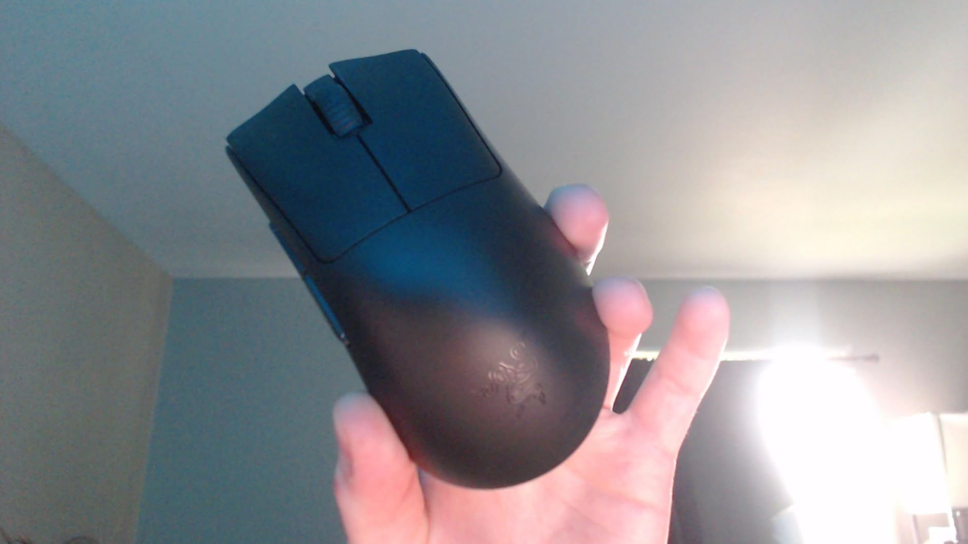 DeathAdder V3 Pro Wireless Gaming Mouse: 64g Lightweight Ergonomic - 30K DPI Optical Sensor - Gen-3 Optical Switches - 8 Programmable Controls - Up to 90 Hr Battery - White customer photo 1