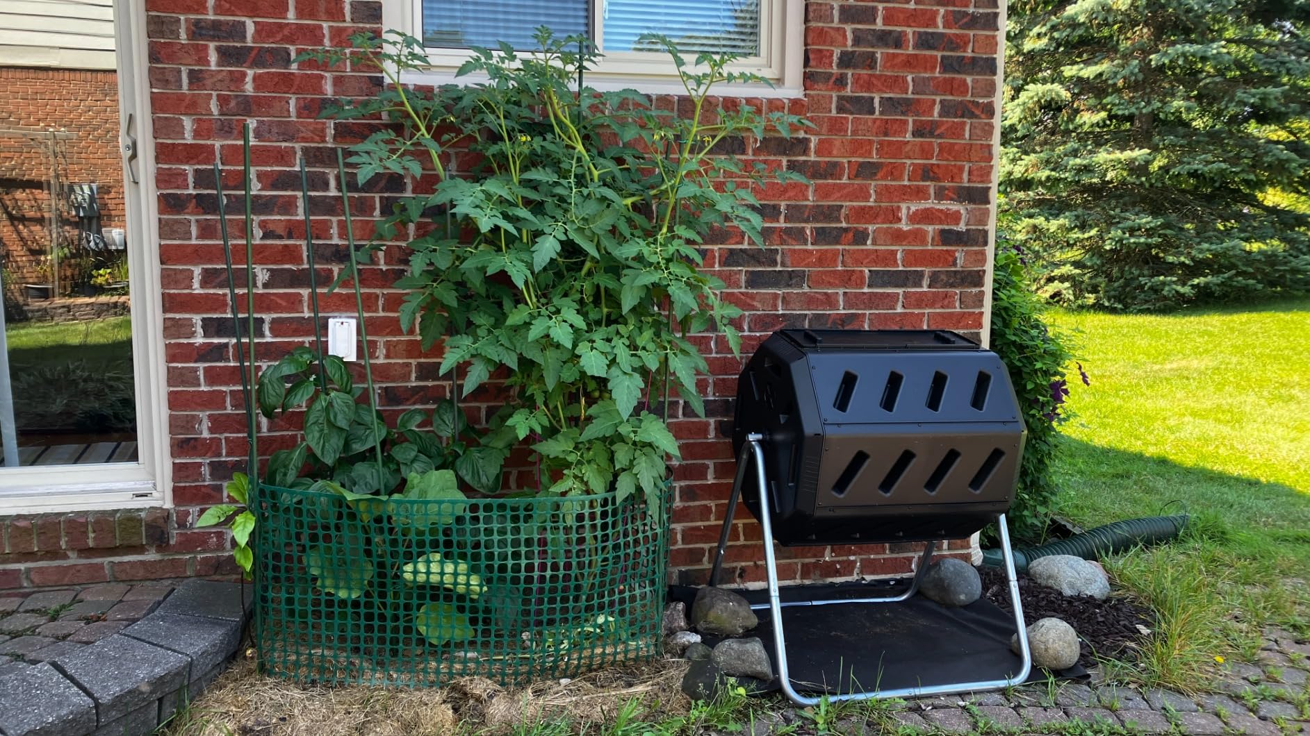 FCMP Outdoor IM2000 Tumbling Composter Canadian-Made, 100% Recycled Resin - 22 Gallon customer photo 1