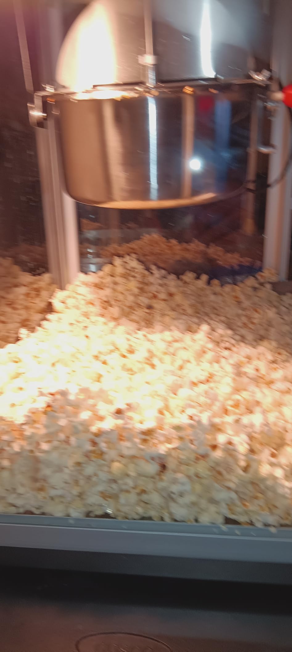 VEVOR Commercial Popcorn Machine, 8 Oz Kettle, 850W Countertop Popcorn Maker for 48 Cups per Batch, Theater Style Popper with 3-Switch Control, Steel Frame, Tempered Glass Doors, Red customer photo 2