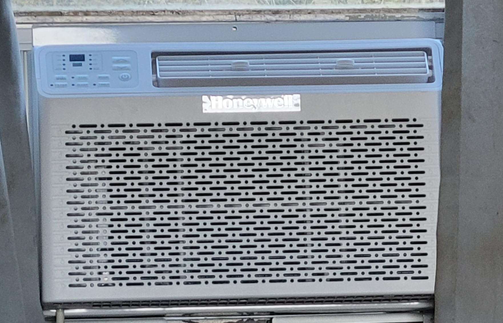 Honeywell 10,000 BTU Digital Window Air Conditioner, Remote, LED Display, 4 Modes, Eco, 450 sq ft Coverage customer photo 1