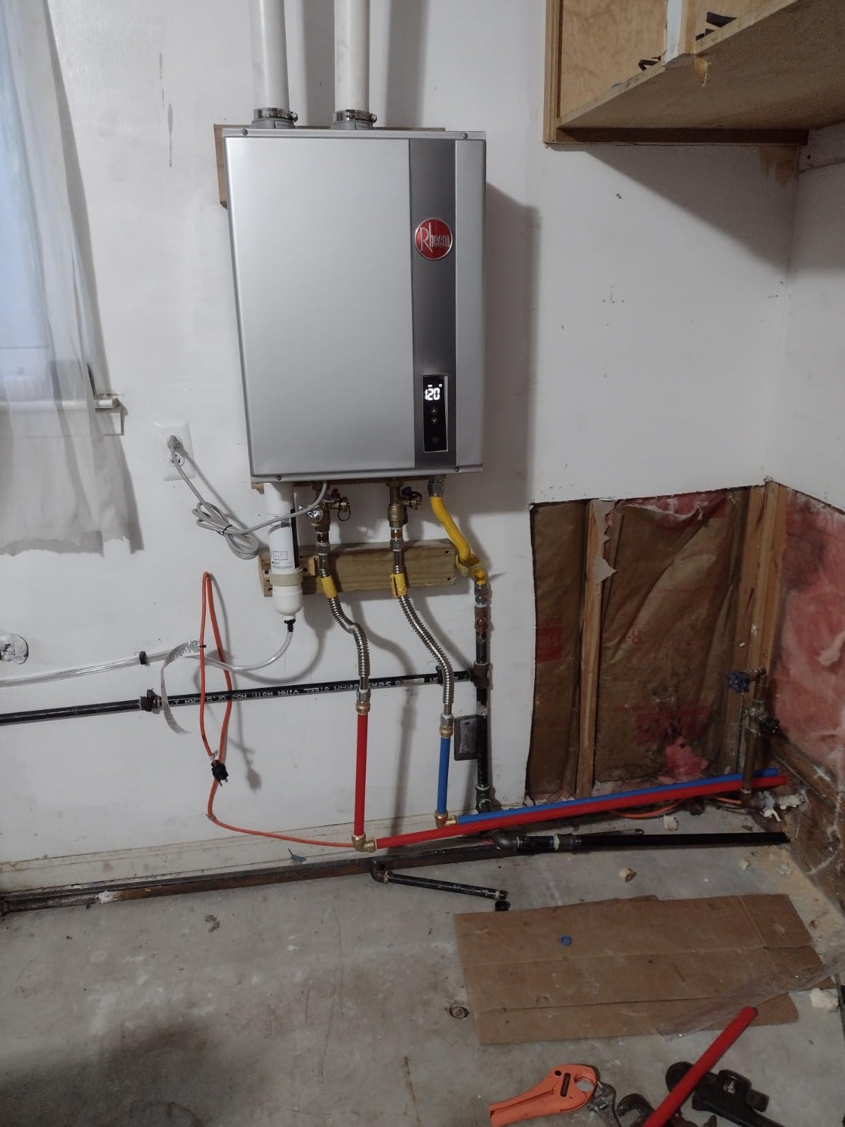 Rheem RTGH Series 8.4 GPM 157,000 BTU 120 Volt Residential Indoor Natural Gas Tankless Water Heater Stainless Steel customer photo 1