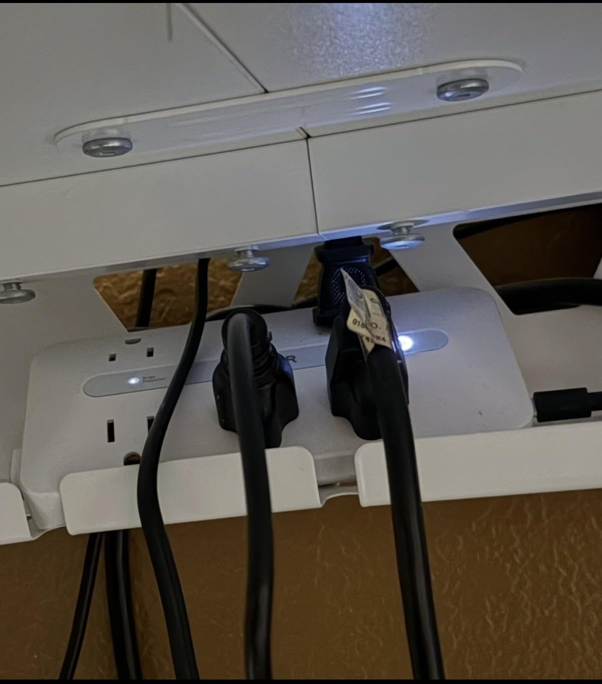 Anker Power Strip with 300J Surge Protector, Flat Plug Extension Cord with Multiple Outlets, 6 AC, 2 USB A & 2 USB C Ports for 20W, 5ft Outlet Extender, Dorm Room Essentials, Home Office customer photo 1
