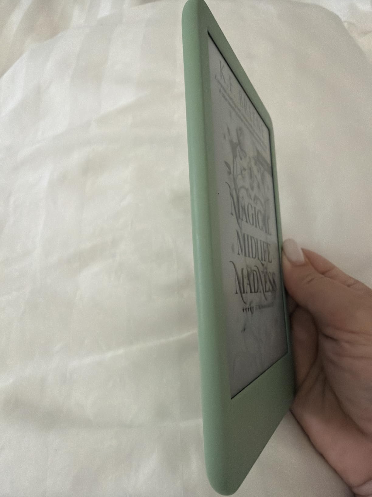 Amazon Kindle 16 GB (newest model) - Lightest and most compact Kindle, now with faster page turns, and higher contrast ratio, for an enhanced reading experience - Matcha customer photo 2
