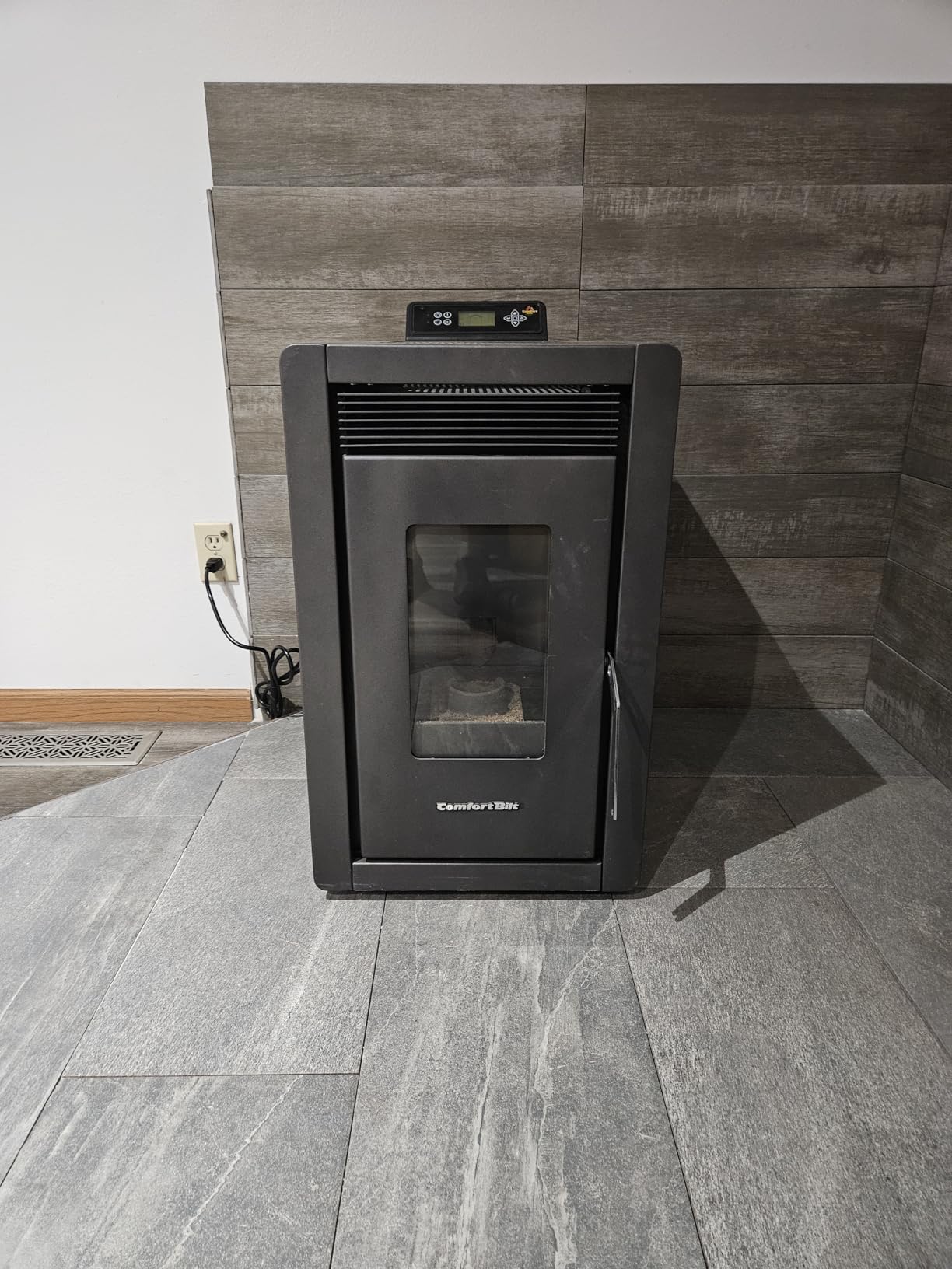Generic Comfortbilt Small Mini Pellet Stove HP 40 1,500 ft² 25 LB Hopper Alpine Series, Black customer photo 1