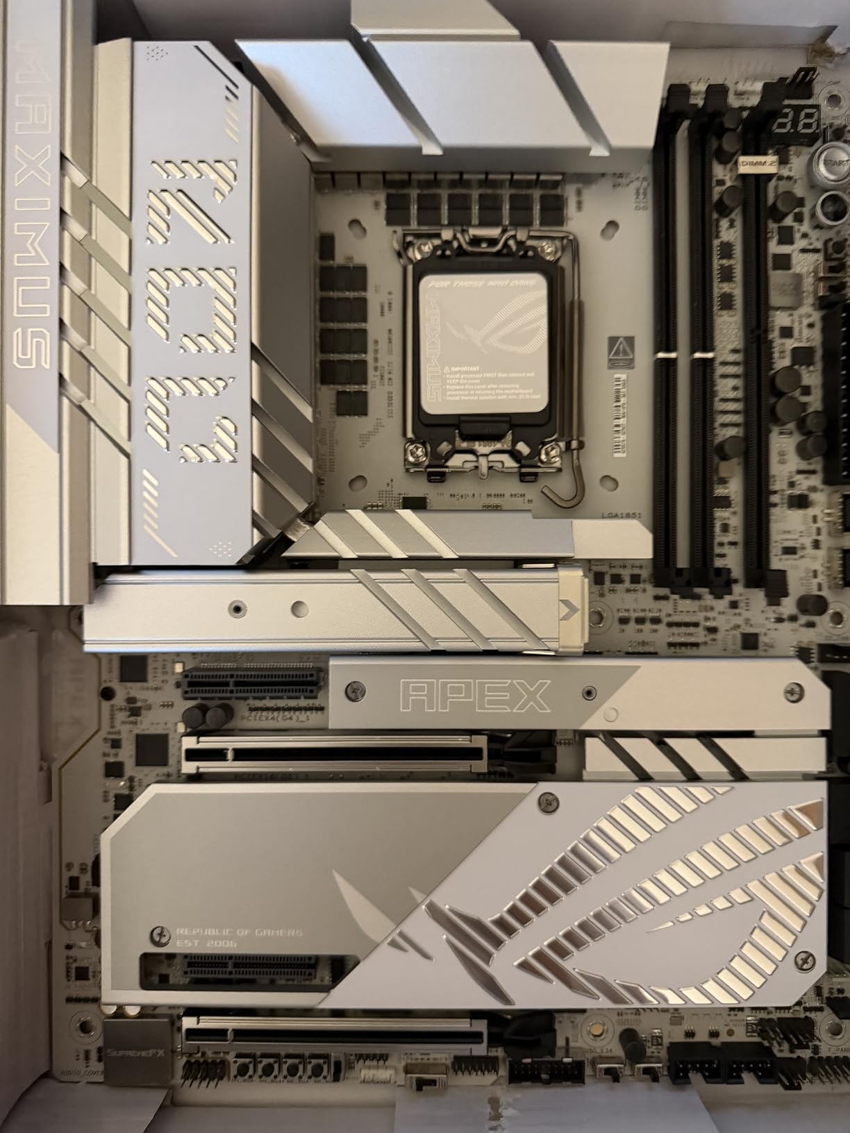 ROG MAXIMUS Z890 APEX Intel Z890 LGA 1851 ATX motherboard, Advanced AI PC-ready, 22+2+1+2 stages, DDR5, WiFi 7, 5G LAN, 3x PCIe 5.0 M.2, Thunderbolt 4, USB Type-C, AI OC, Cooling & Networking customer photo 1