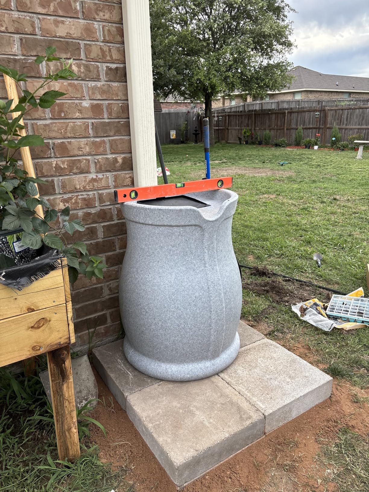 FCMP Outdoor 45-Gallon Catalina Rain Barrel - BPA-Free, Flat-Back Design with 3.5 Foot Garden Hose, Shut-Off Thumb Valve, and Fixed Lid, Black customer photo 1