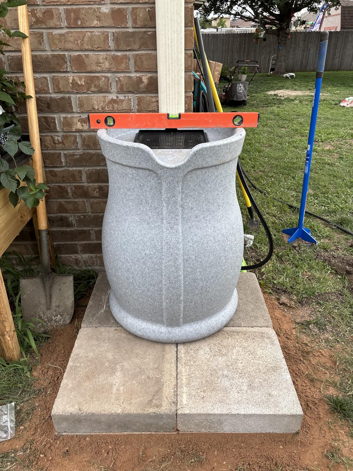 FCMP Outdoor 45-Gallon Catalina Rain Barrel - BPA-Free, Flat-Back Design with 3.5 Foot Garden Hose, Shut-Off Thumb Valve, and Fixed Lid, Black customer photo 2