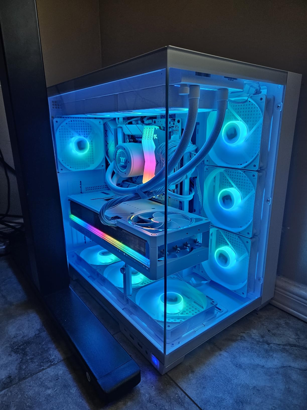 ROG Astral NVIDIA GeForce RTX 5090 32GB GDDR7 OC Edition Gaming Graphics Card (PCIe 5.0, HDMI/DP 2.1, 3.8-Slot, 4-Fan Design, Axial-tech Fans, Patented Vapor Chamber) customer photo 2