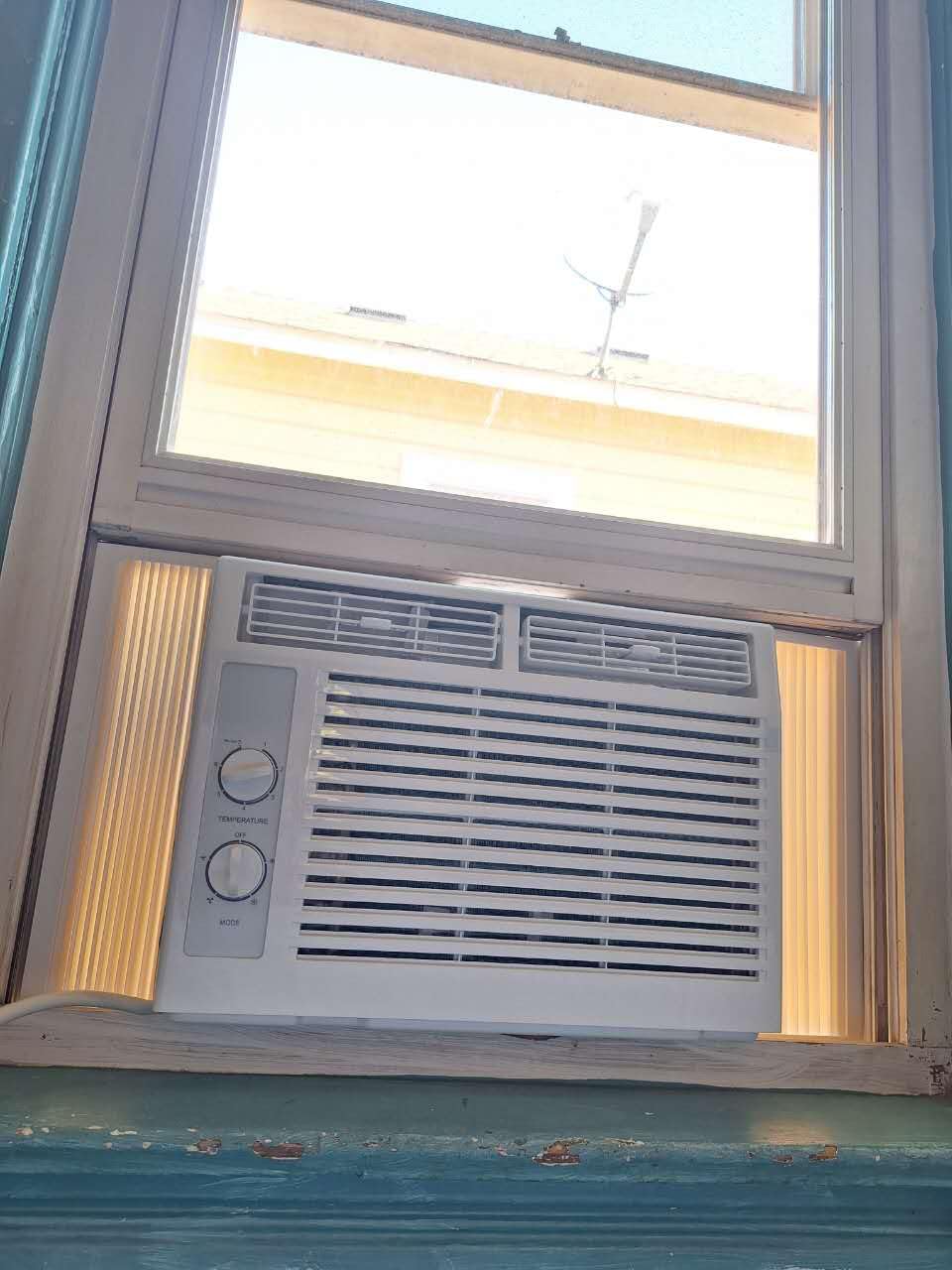 ZAFRO 10000 BTU Window Air Conditioner Unit Cools Up to 450 Sq.Ft.,Window AC Units with Dehumidifier, 4 Fan Speed, Energy Saving with Remote for Bedroom,Small Rooms,White customer photo 1