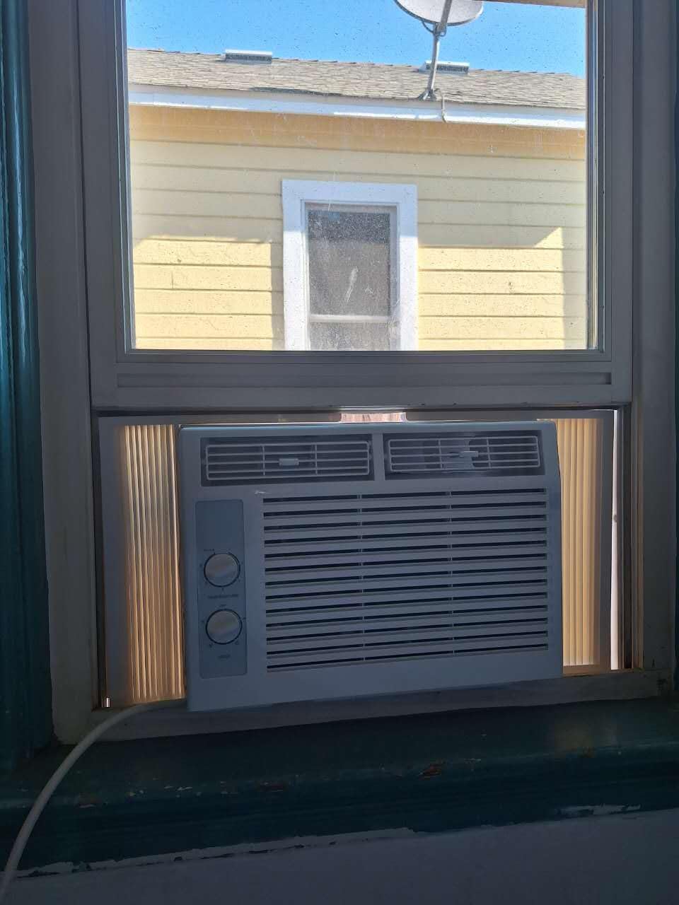 ZAFRO 10000 BTU Window Air Conditioner Unit Cools Up to 450 Sq.Ft.,Window AC Units with Dehumidifier, 4 Fan Speed, Energy Saving with Remote for Bedroom,Small Rooms,White customer photo 2