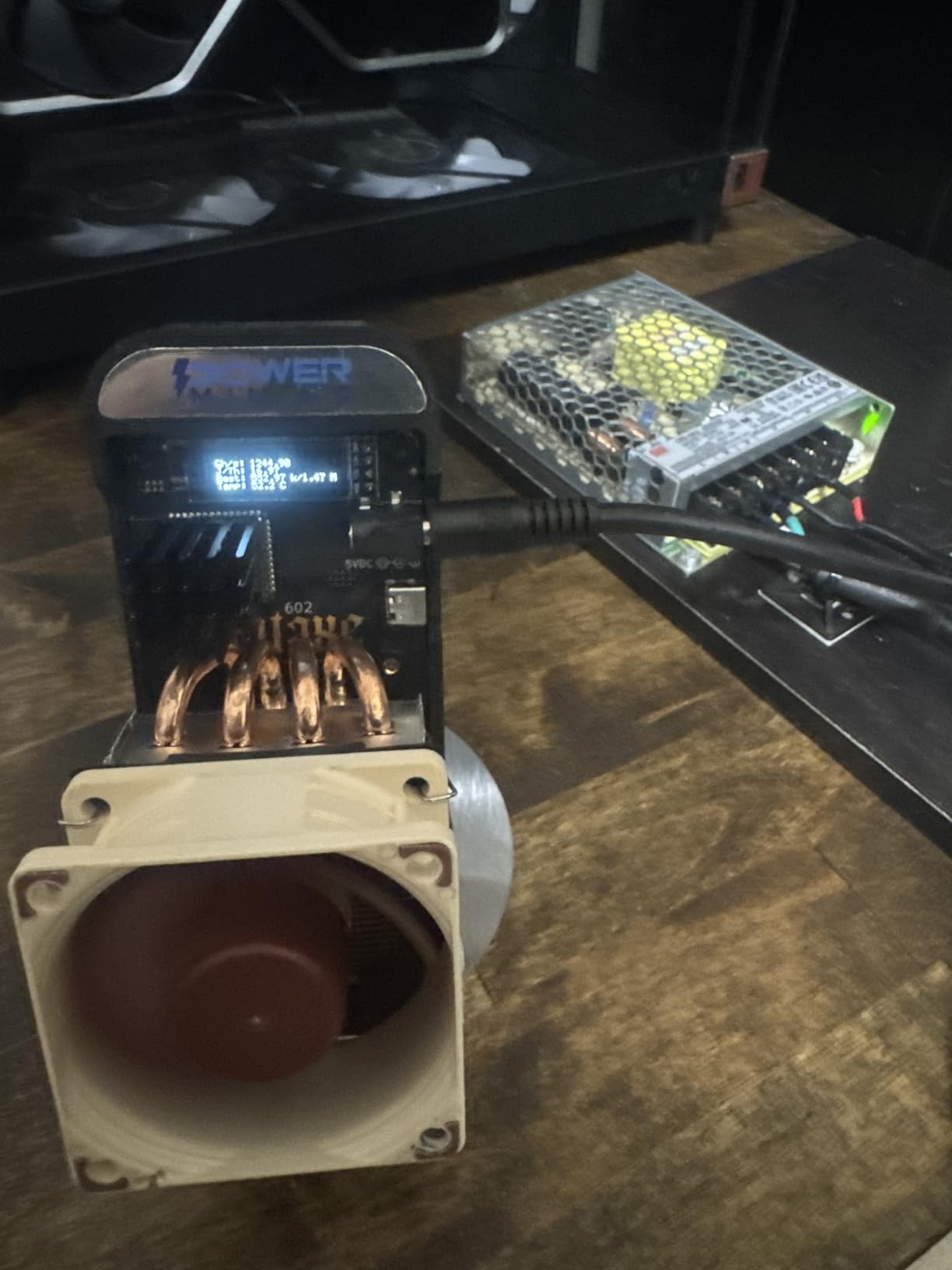 Bitaxe Gamma 602 ASIC Bitcoin Miner | 1.1 TH/s @ 18W | BM1370 Chip (Antminer S21 Pro) | Wi-Fi | USB-C | AxeOS | Open Source | Made in Europe | Incl. Power Supply & Stand customer photo 2