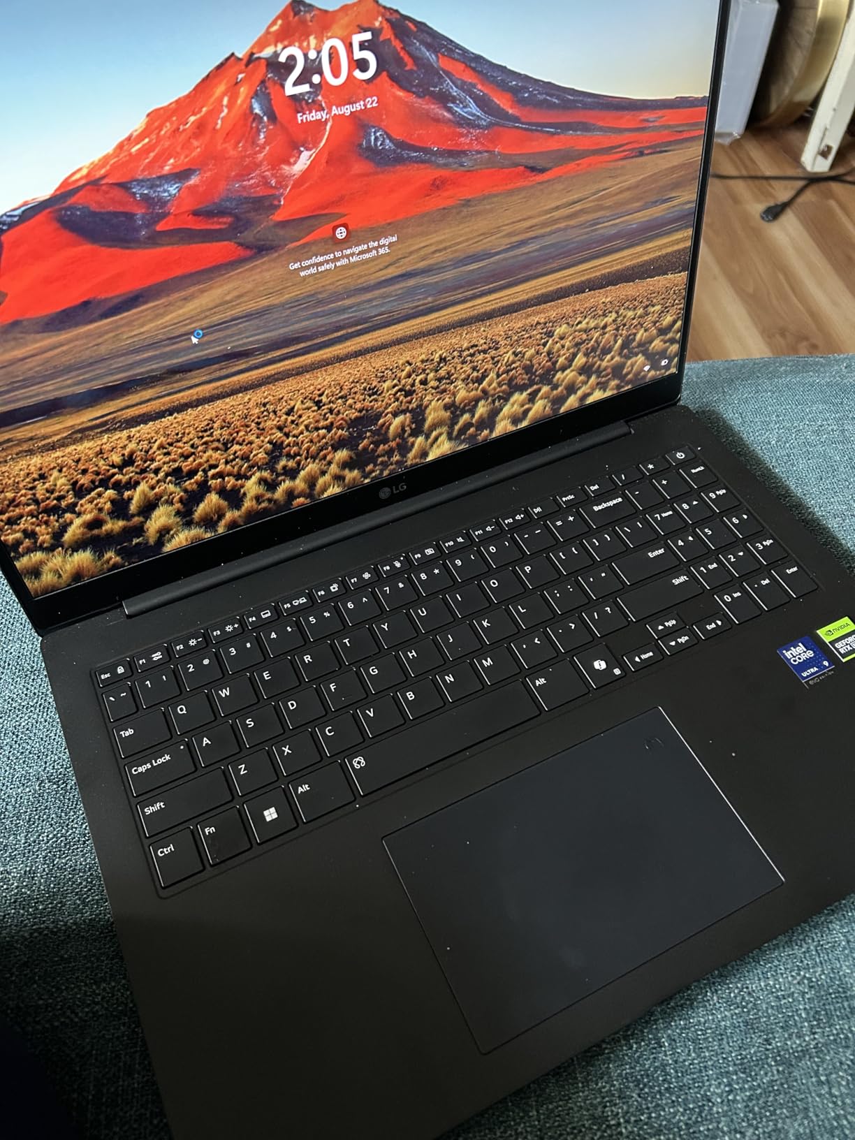 LG gram Pro 17-inch Lightweight Laptop, Intel Core Ultra 9 285H, NVIDIA RTX 5050, 32GB RAM, 2TB SSD, Windows 11 Home customer photo 2