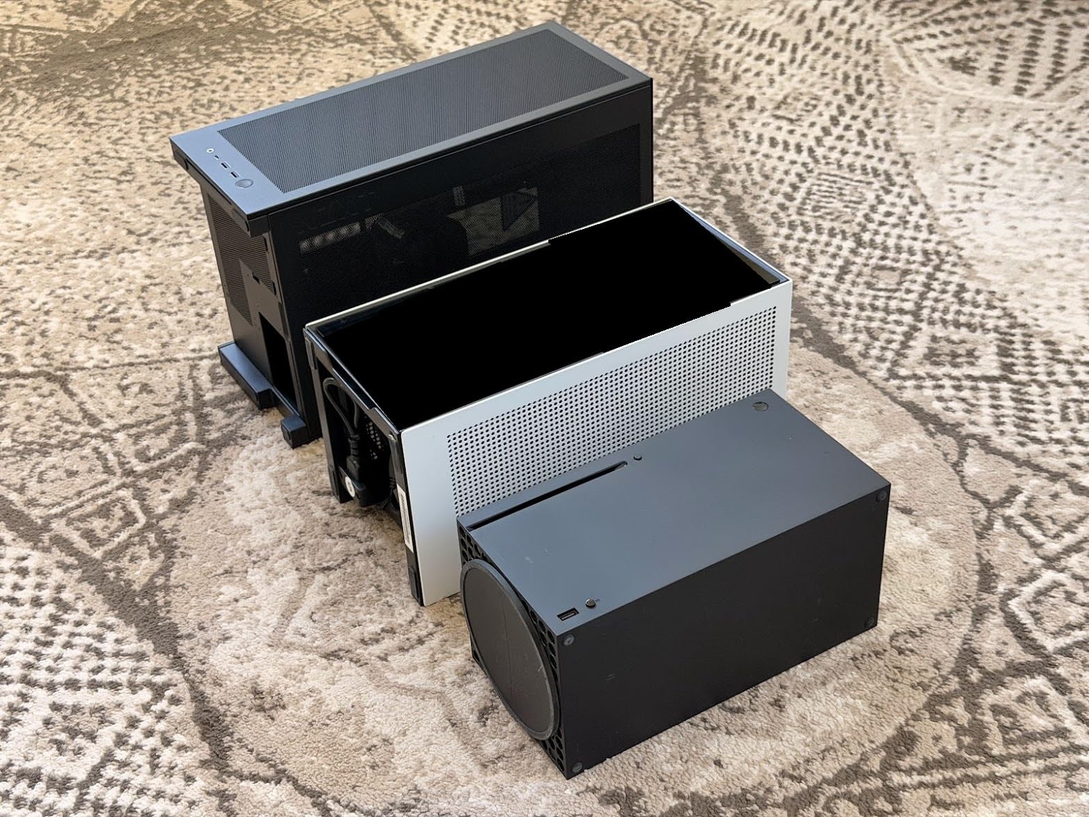 NZXT H2 Flow - Mini-ITX 20.7L High Airflow PC Case - Includes 2 x 120mm Top Fans & PCIe 5.0 Riser Cable - 331mm GPU - 280mm Radiator - Black customer photo 2