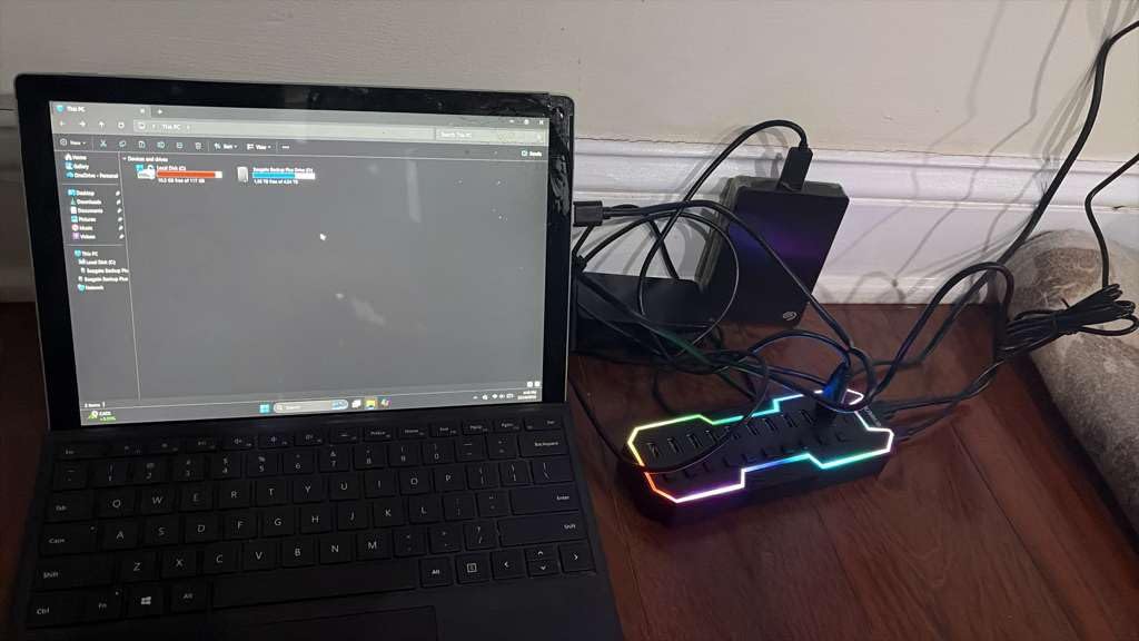 ZIUMIER Powered USB Hub, 10 Ports USB 3.0 Hub with RGB LED Strip and 12V/2A Power Adapter USB Extension,Individual LED On/Off Switches for Mac, PC, Desktop, Flash Drive, Mobile HDD customer photo 2