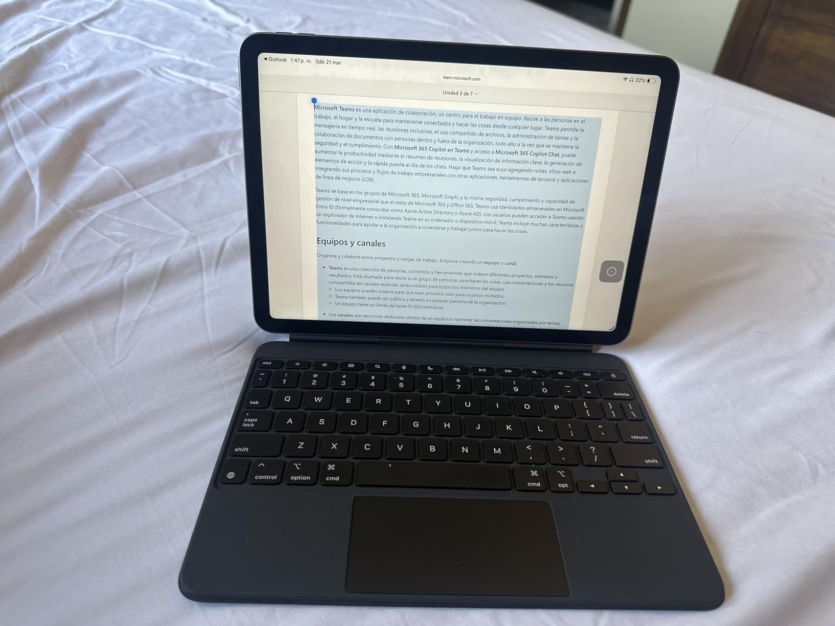 Apple Magic Keyboard: Keyboard and Case for iPad Air 11-inch (M2, M3, and M4) and iPad Air (4th and 5th Generation), US English - Black customer photo 1