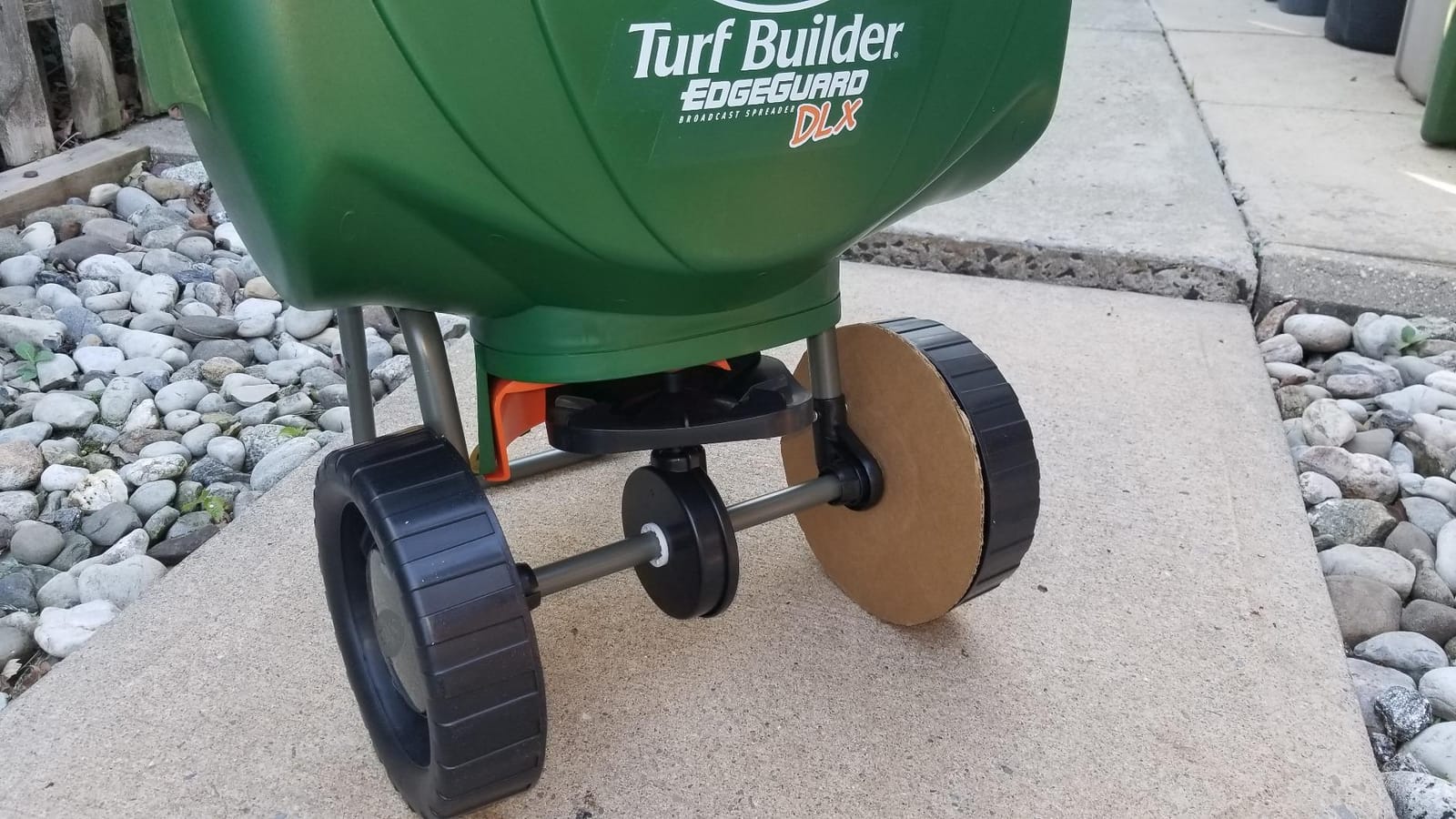 Scotts Turf Builder EdgeGuard DLX Broadcast Spreader for Seed, Fertilizer, Salt, Ice Melt, Holds up to 15,000 sq.ft. customer photo 1