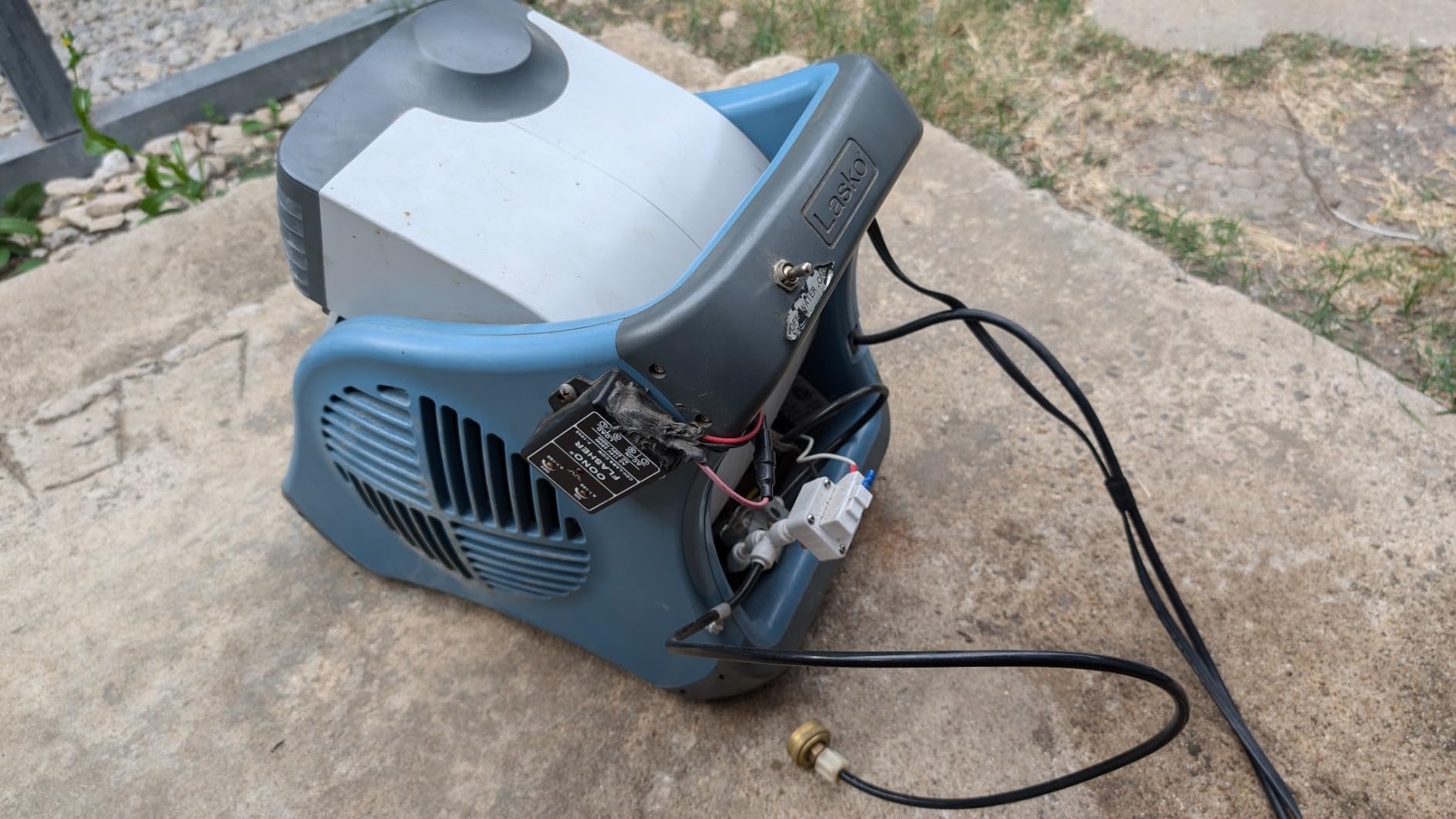 Lasko Misto Outdoor Misting Blower Fan, Ideal for Sports, Camping, Decks & Patios, 3 Speeds, 15