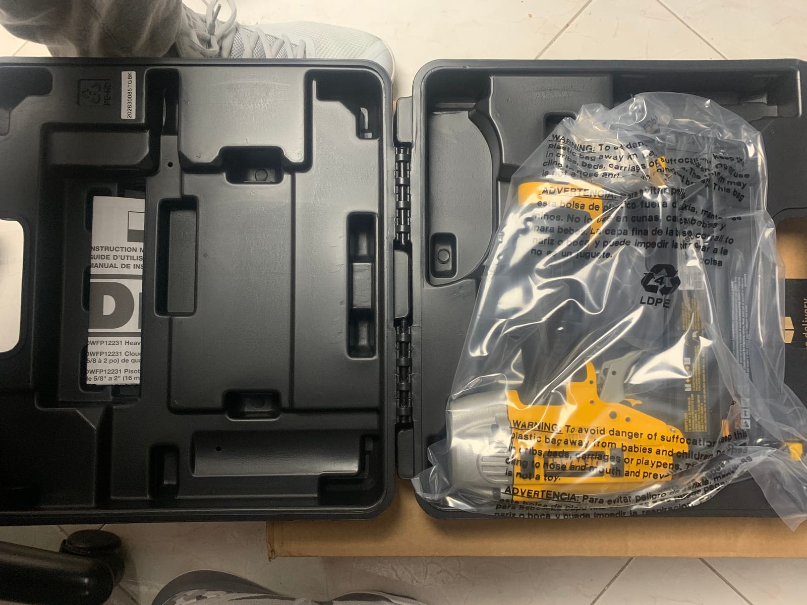 DEWALT Brad Nailer Kit, 18GA, 5/8-Inch to 2-Inch, Pneumatic (DWFP12231) customer photo 1