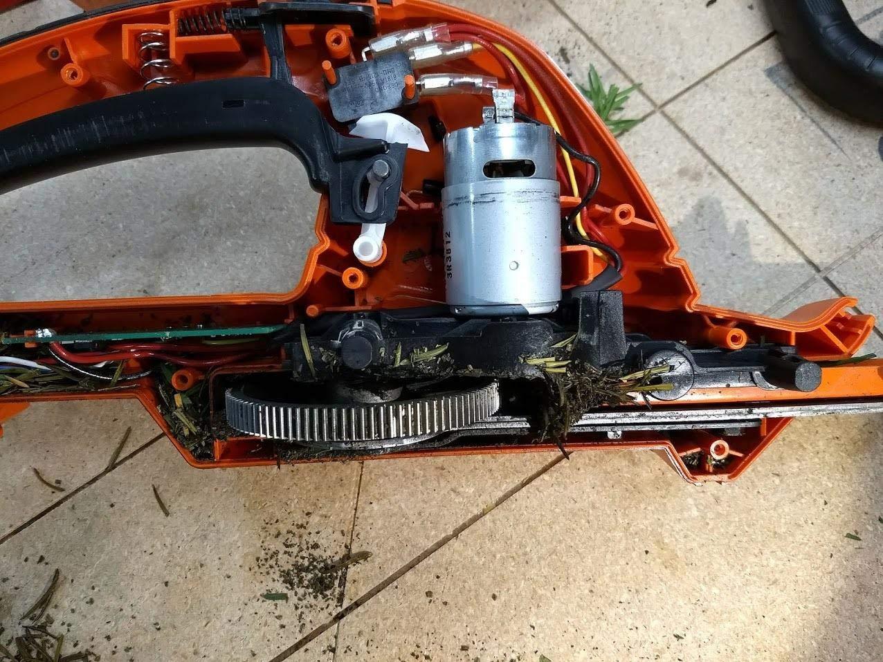 BLACK+DECKER 40V MAX* 24 in. cordless hedge trimmer with POWERDRIVE, Tool Only (LHT2436B) customer photo 1