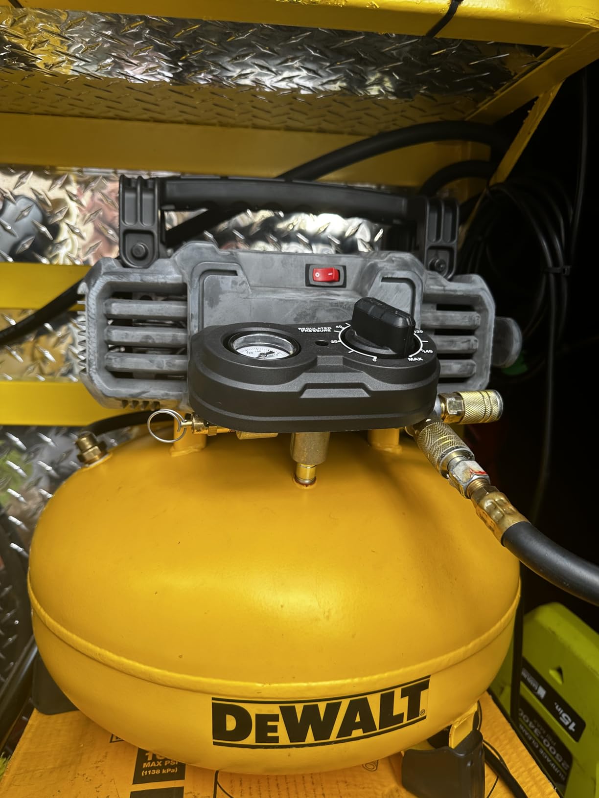 DEWALT Pancake Air Compressor, 6 Gallon, 165 PSI (DWFP55126) | Oil-Free Maintenance-Free Pump, Wood Working, Roofing, Home, Jobsite, 165 Max PSI, 2.6 SCFM @ 90 PSI customer photo 1