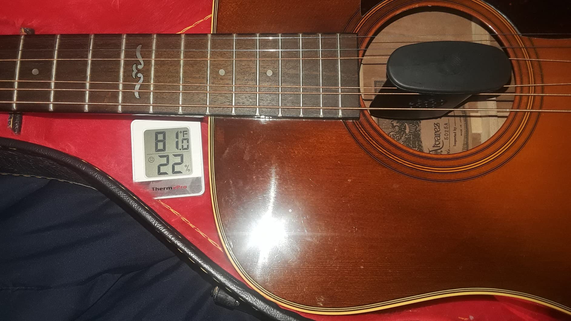 D'Addario Guitar Humidifier Pro - Acoustic Guitar Soundhole Humidifier with Sponge - Non Drip - Suspends from Strings - Holds 12x Weight in Water customer photo 2