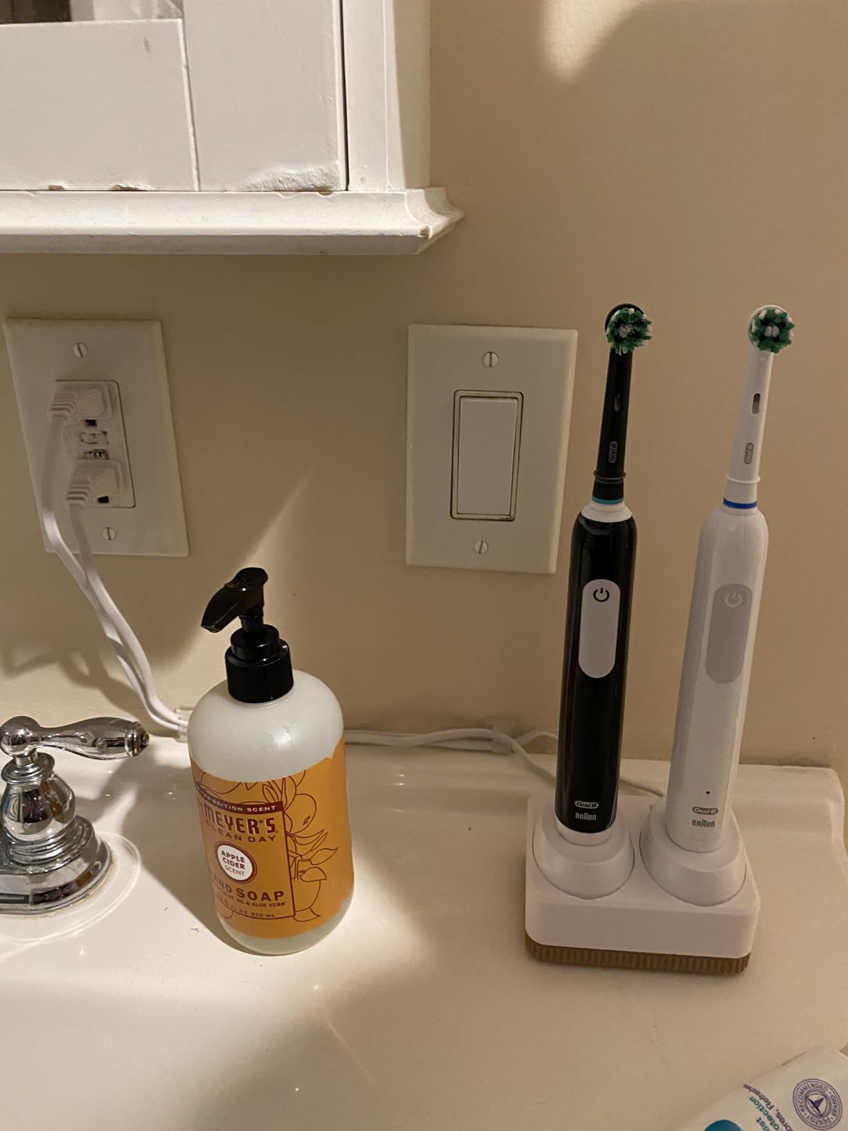 Oral-B Pro 1000 Rechargeable Electric Toothbrush, Black customer photo 1
