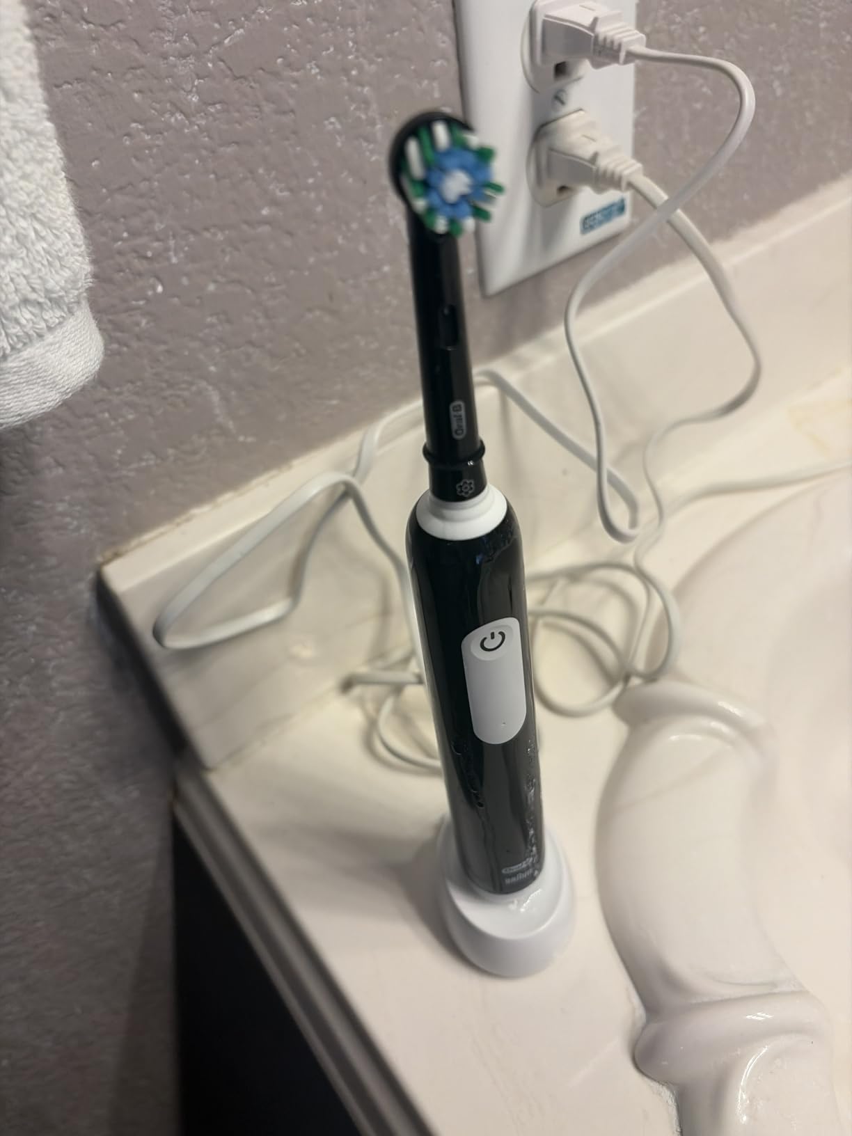Oral-B Pro 1000 Rechargeable Electric Toothbrush, Black customer photo 2