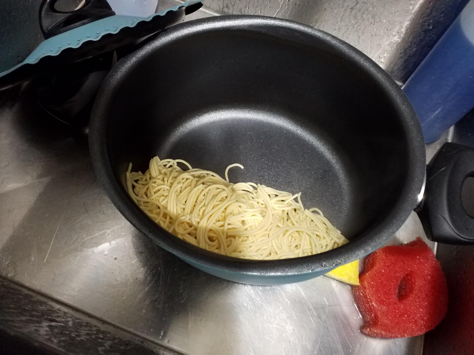 Philips Kitchen Appliances Compact Pasta and Noodle Maker, Viva Collection, Comes with 3 Default Classic Pasta Shaping Discs, Fully Automatic, Recipe Book, Small, Black (HR2371/05) customer photo 2