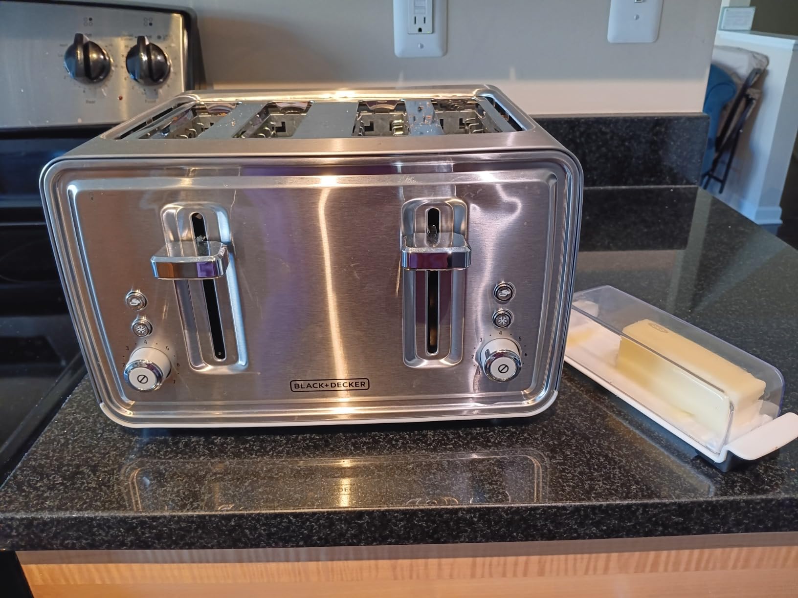 BLACK+DECKER 4-Slice Toaster with Dual Shade Controls (TR4900SSD) customer photo 1