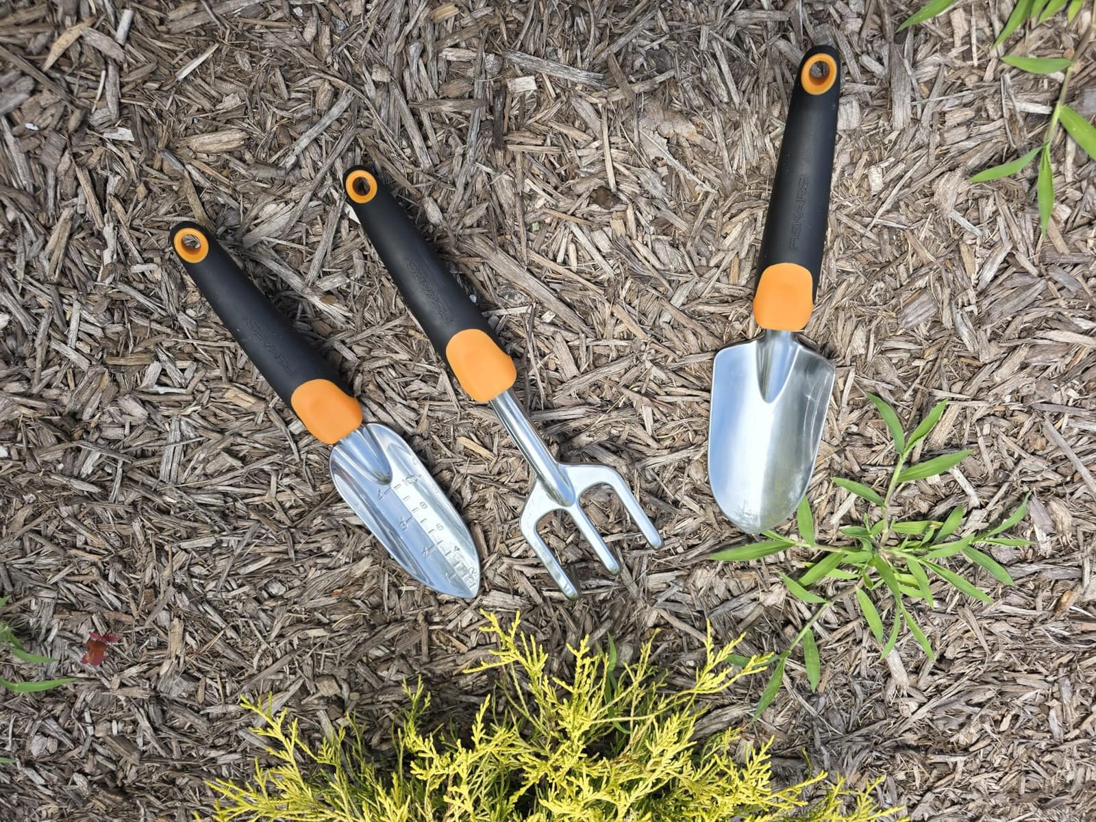 Fiskars 3-in-1 Garden Tool Set, Polished Cast-Aluminum Heads for Rust Resistance, Heavy-Duty Trowel, Transplanter & Cultivator for Digging and Planting, Non-Slip SoftGrip Handles Reduce Fatigue customer photo 1