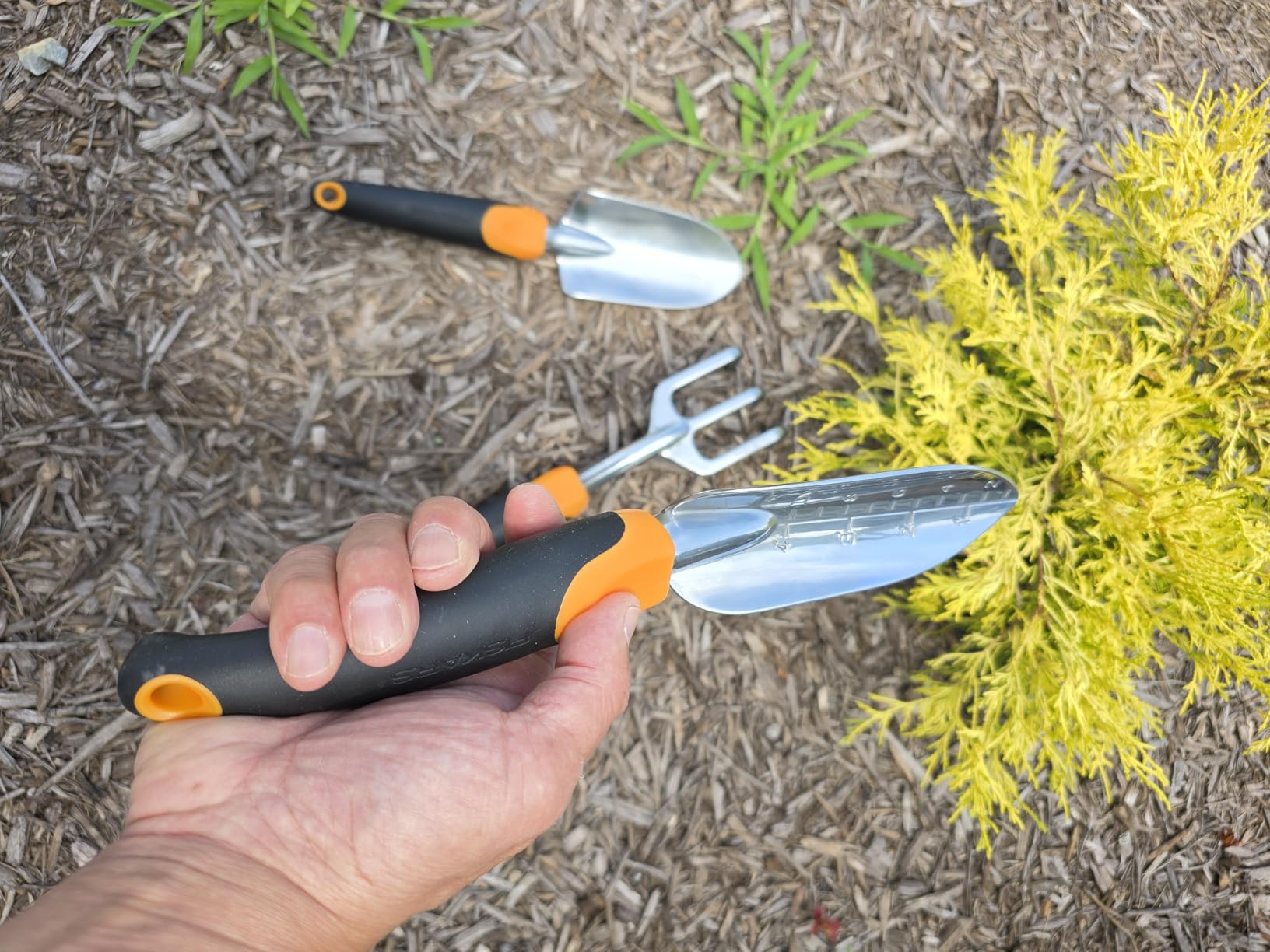 Fiskars 3-in-1 Garden Tool Set, Polished Cast-Aluminum Heads for Rust Resistance, Heavy-Duty Trowel, Transplanter & Cultivator for Digging and Planting, Non-Slip SoftGrip Handles Reduce Fatigue customer photo 2