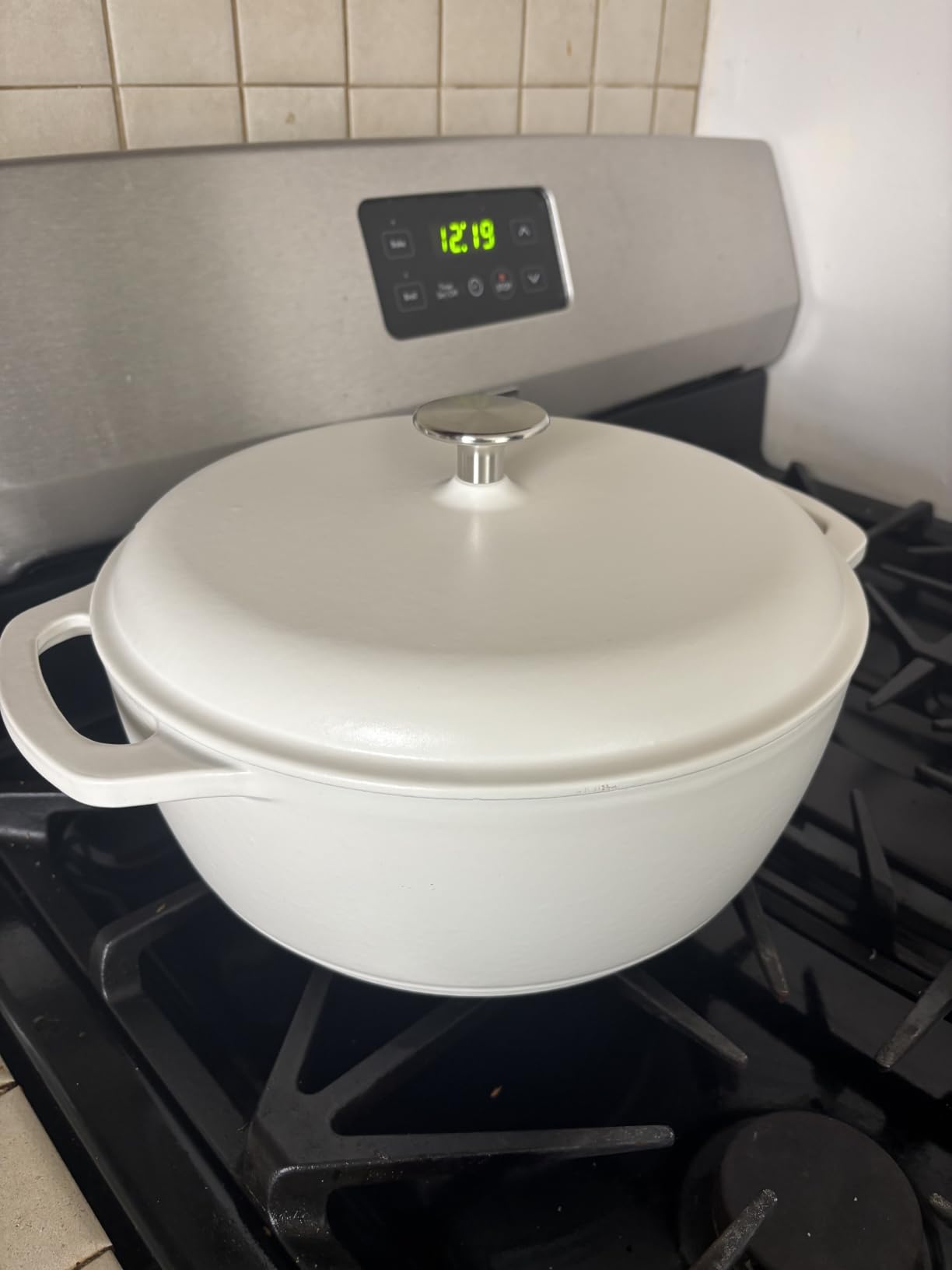 Amazon Basics Enameled Cast Iron Dutch Oven Pot with Lid, Round, Dual Handles, Heavy-Duty, Oven Safe for Stews, Roasting, Baking, 6-Quart, White customer photo 2