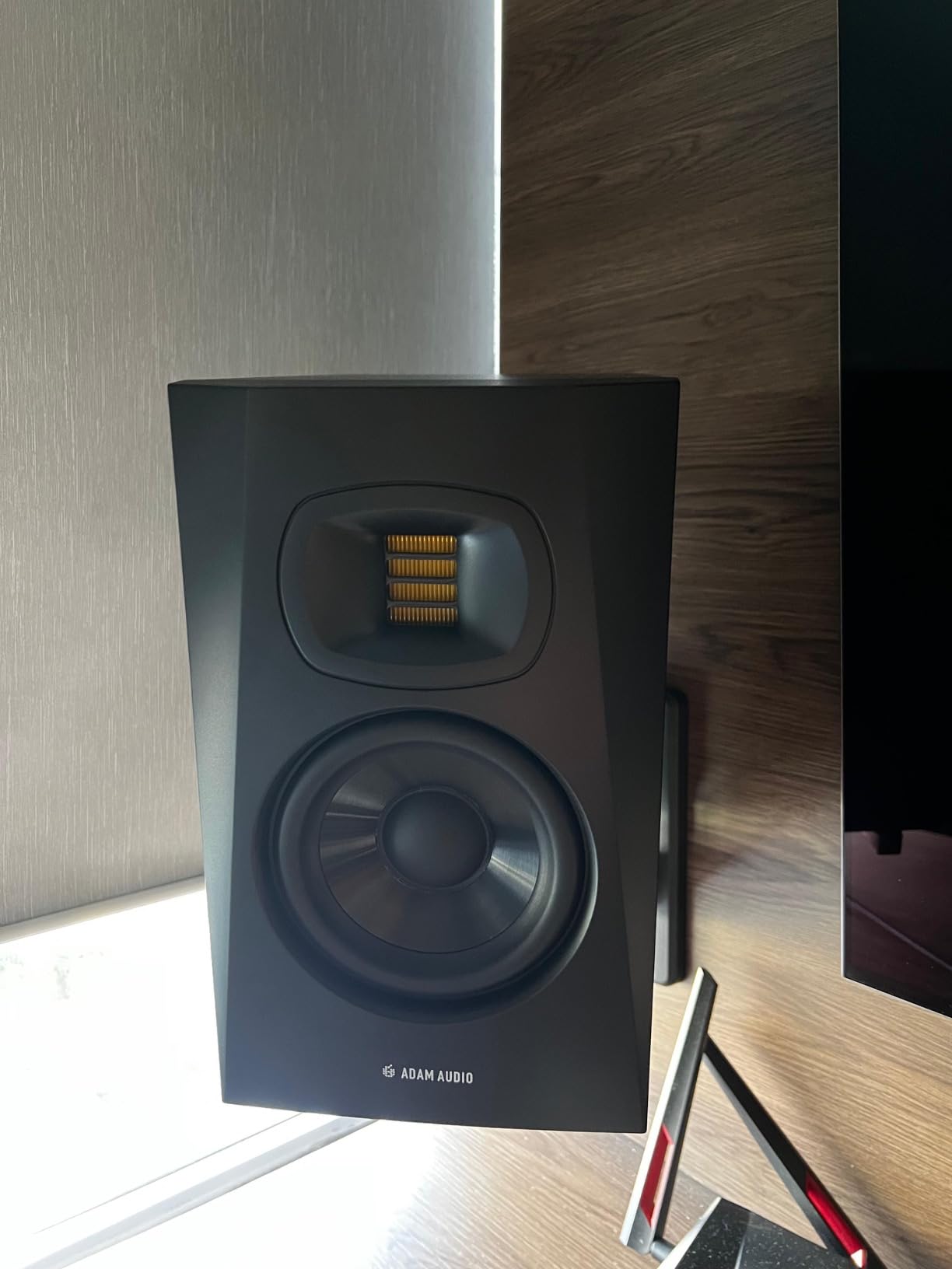 ADAM Audio T5V Studio Monitor for recording, mixing and mastering, Studio Quality Sound (Single) | U-Art 1.9 Tweeter, 5 Polypropylene Woofer, 45hz-25khz, 70W Rms, Xlr and Rca Inputs, Rear Bass-Reflex, T10s-Compatible customer photo 1