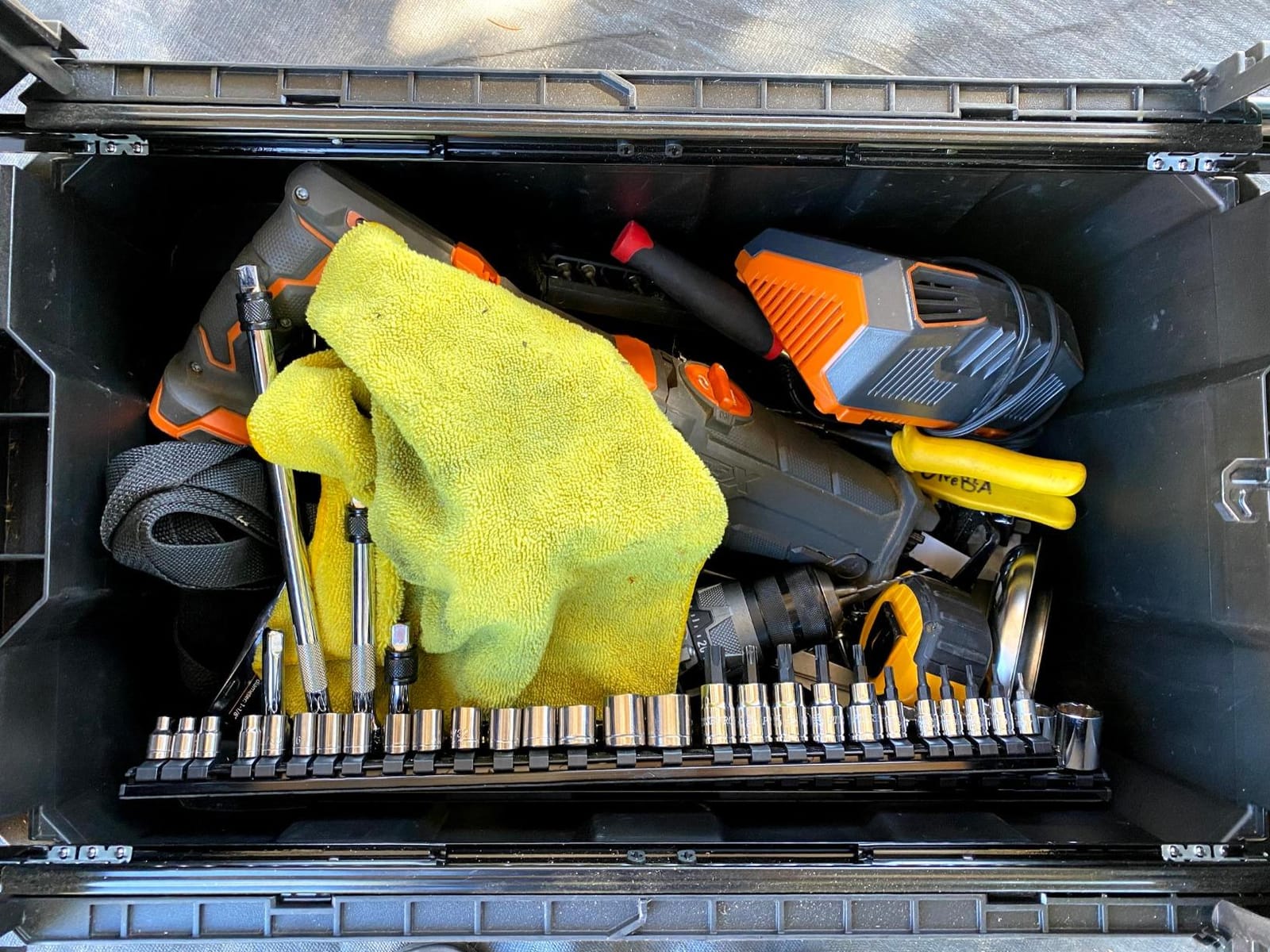Keter Masterloader Resin Rolling Tool Box with Locking System and Removable Bins - Heavy Duty, Weatherproof, All Terrain Wheels, Telescoping Handle customer photo 1