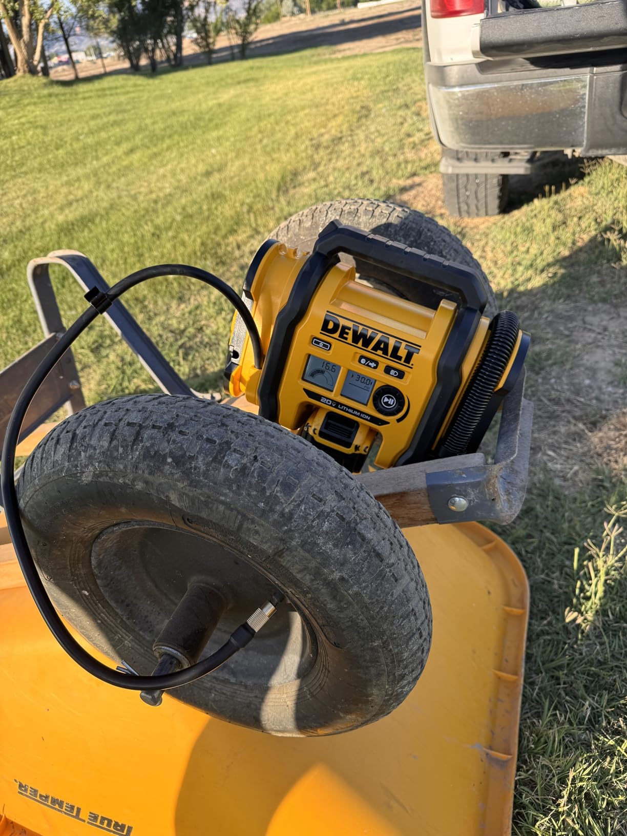 DEWALT Tire Inflator Portable Air Compressor 20V MAX, Car Air Pump with Automatic Shut Off, LED Light, Tool Only (DCC020IB) customer photo 1