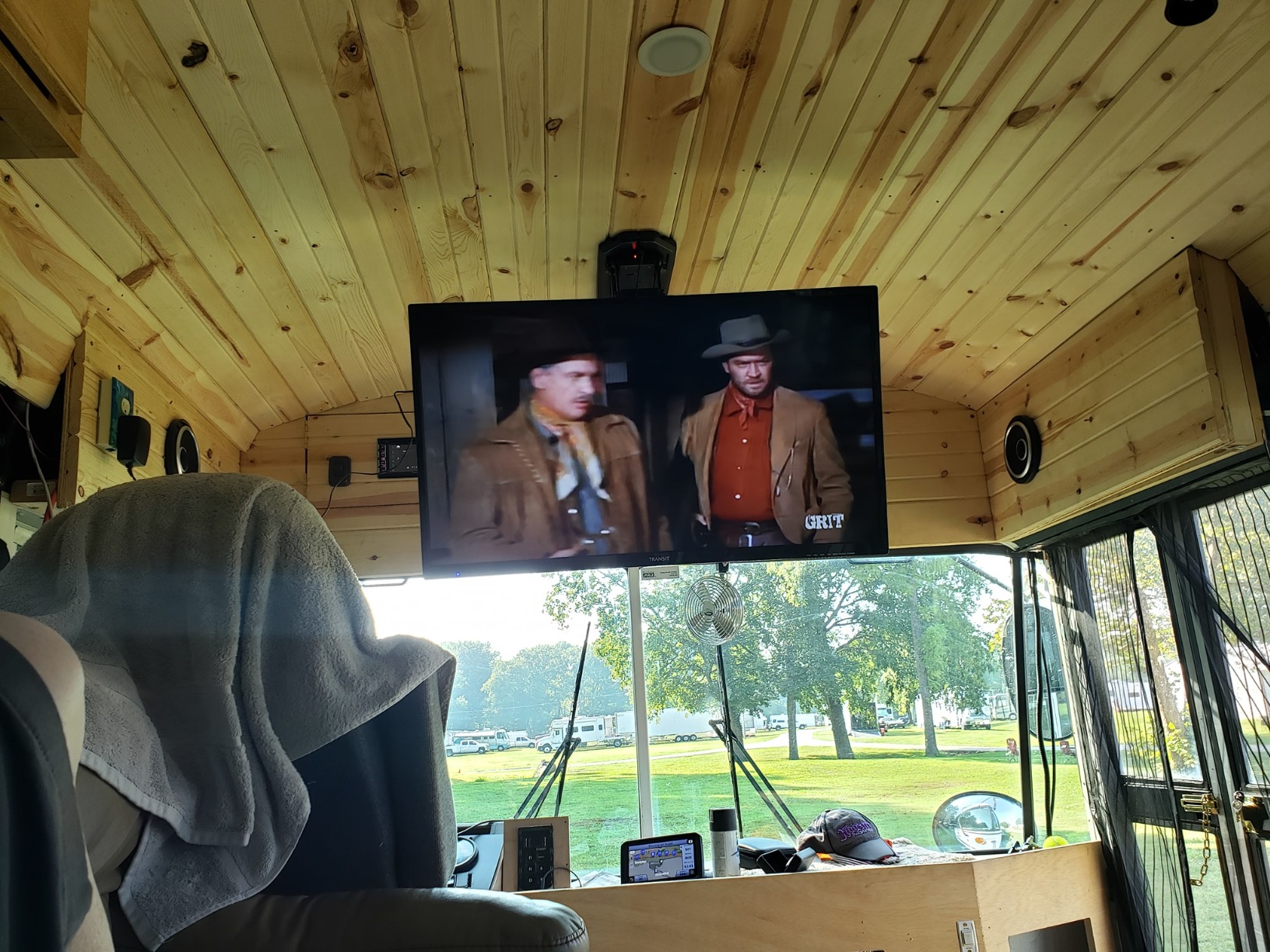 FREE SIGNAL TV Transit 12 Volt Flat Screen TV for RV, 22 inch TV with LED Screen, ACDC Powered with HD Resolution, HDMI/USB Inputs, Use in RVs, Campers, Boats and Off-Grid Applications customer photo 2