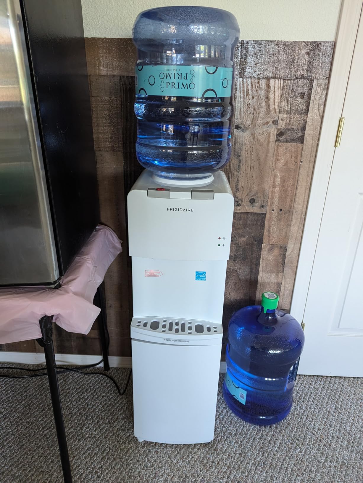 Frigidaire EFWC498 - Top Loading Cooler Dispenser - Hot & Cold Water - Child Safety Lock - Innovative Slim & Sleek Design, Holds 3 or 5 Gallon Bottles - Black customer photo 2