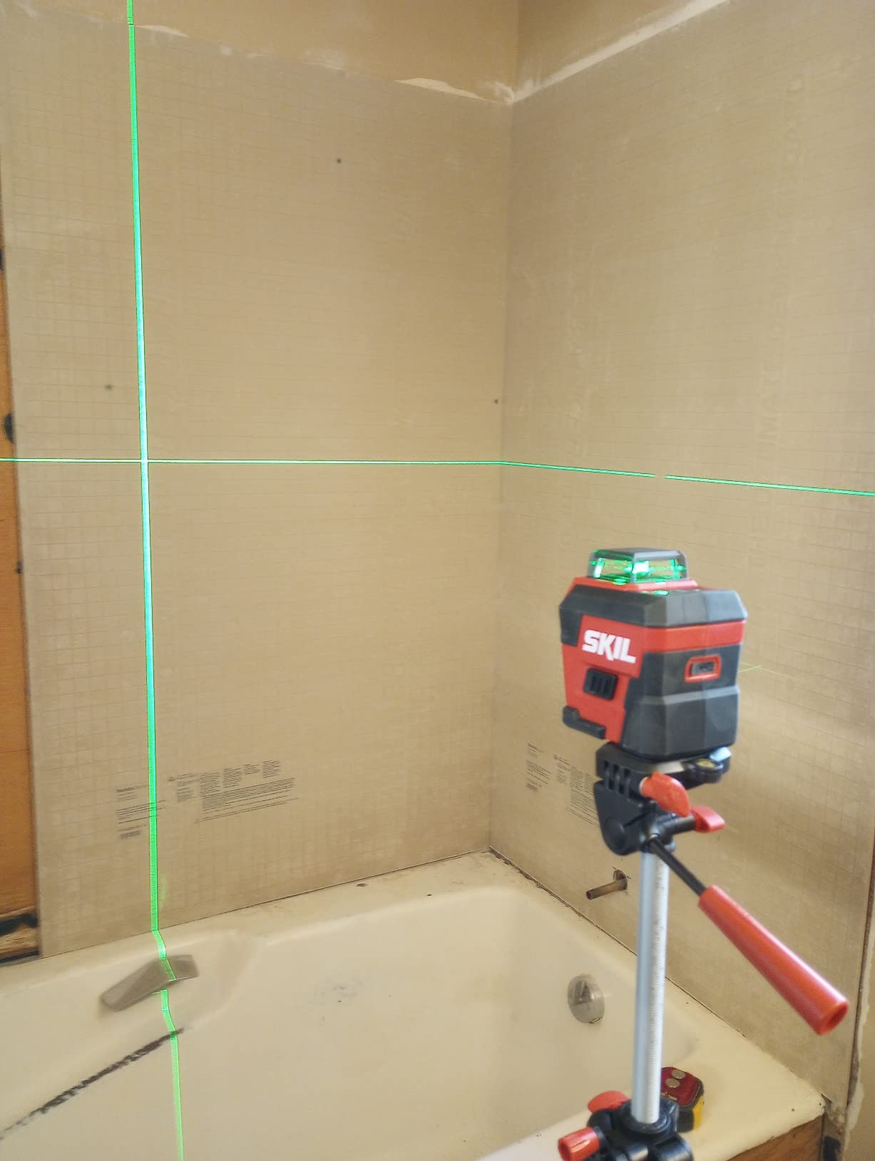 SKIL 100ft Self-Leveling Green Cross Line Laser with Rechargeable Battery, Tripod & Bag - LL9322G-01 customer photo 2