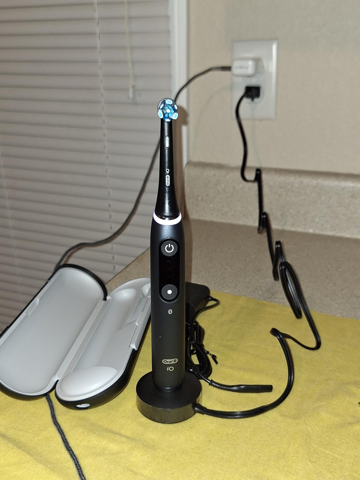 Oral-B Rechargeable Electric Toothbrush, iO Series 9 Genius, Black, 4 Replacement Brush Heads, Power Charging Travel Case, Teeth Whitening, Visible Pressure Sensor to Protect Gums, 7 Modes customer photo 2